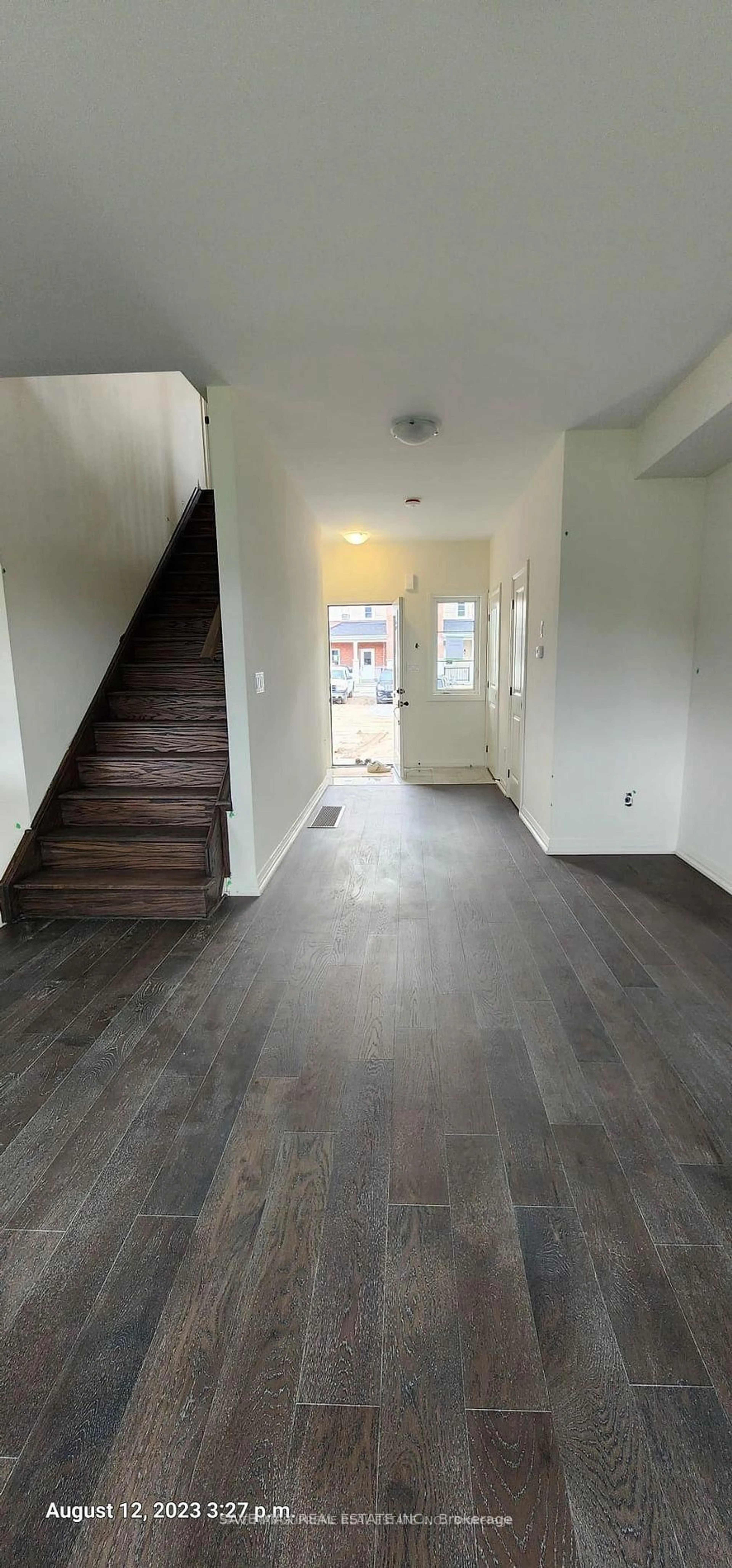 Indoor entryway for 44 Lahey Cres, Penetanguishene Ontario L9M 0W1