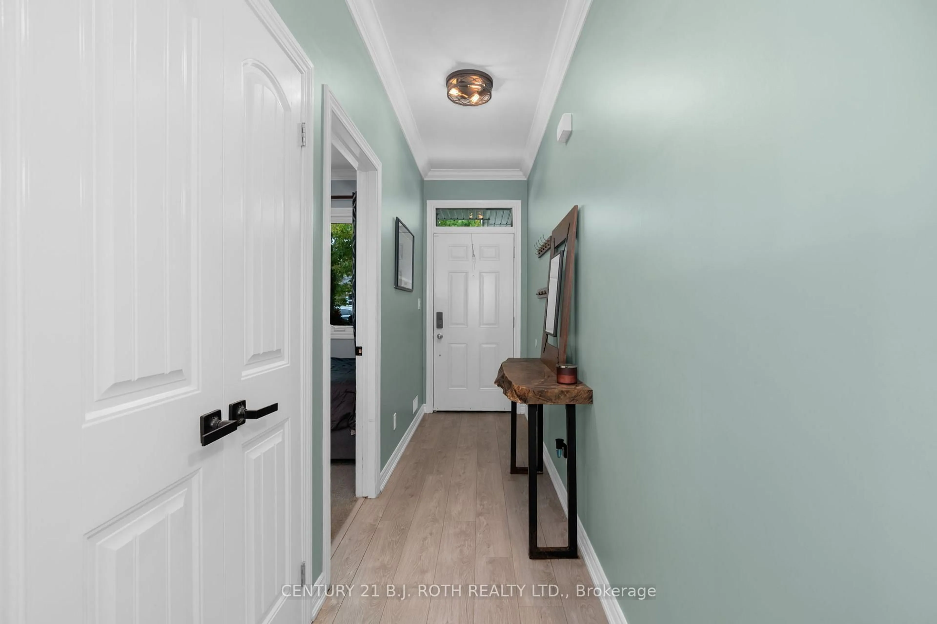Indoor entryway for 3 Riverwalk Dr, Severn Ontario L0K 1E0