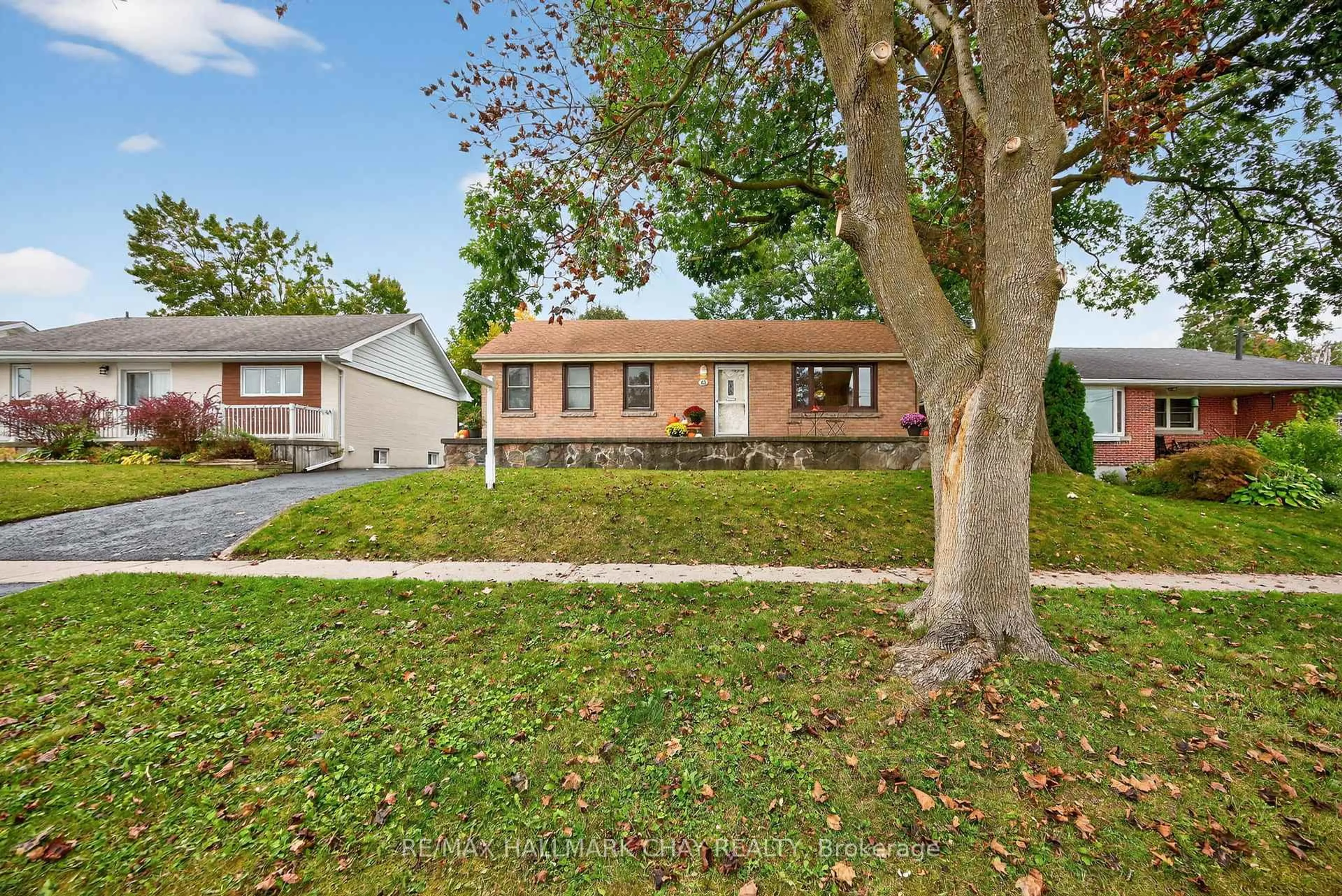 Home with vinyl exterior material, street for 23 Shannon St, Barrie Ontario L4M 2K7
