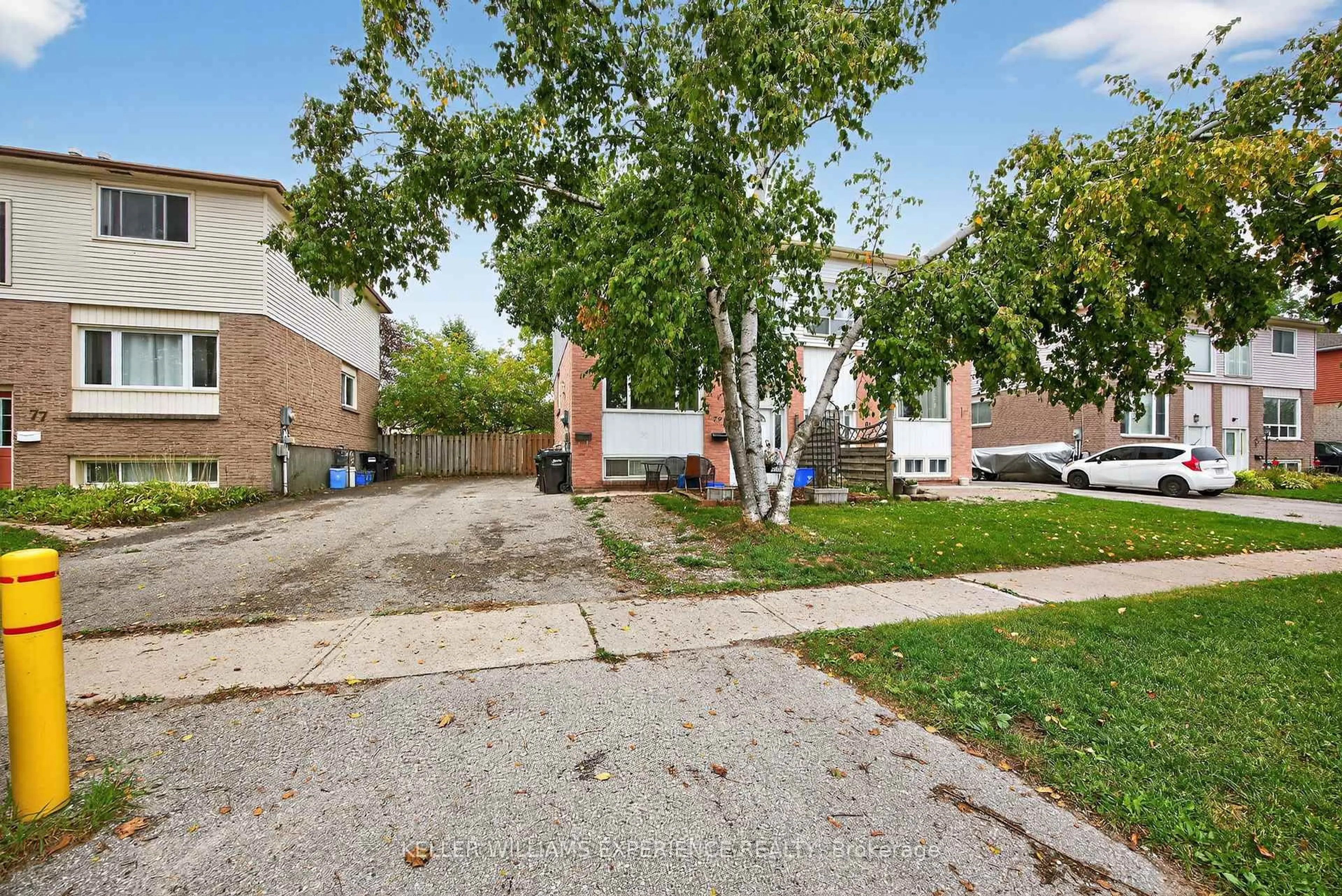 A pic from outside/outdoor area/front of a property/back of a property/a pic from drone, street for 79 CARLTON Rd, Barrie Ontario L4M 5K8