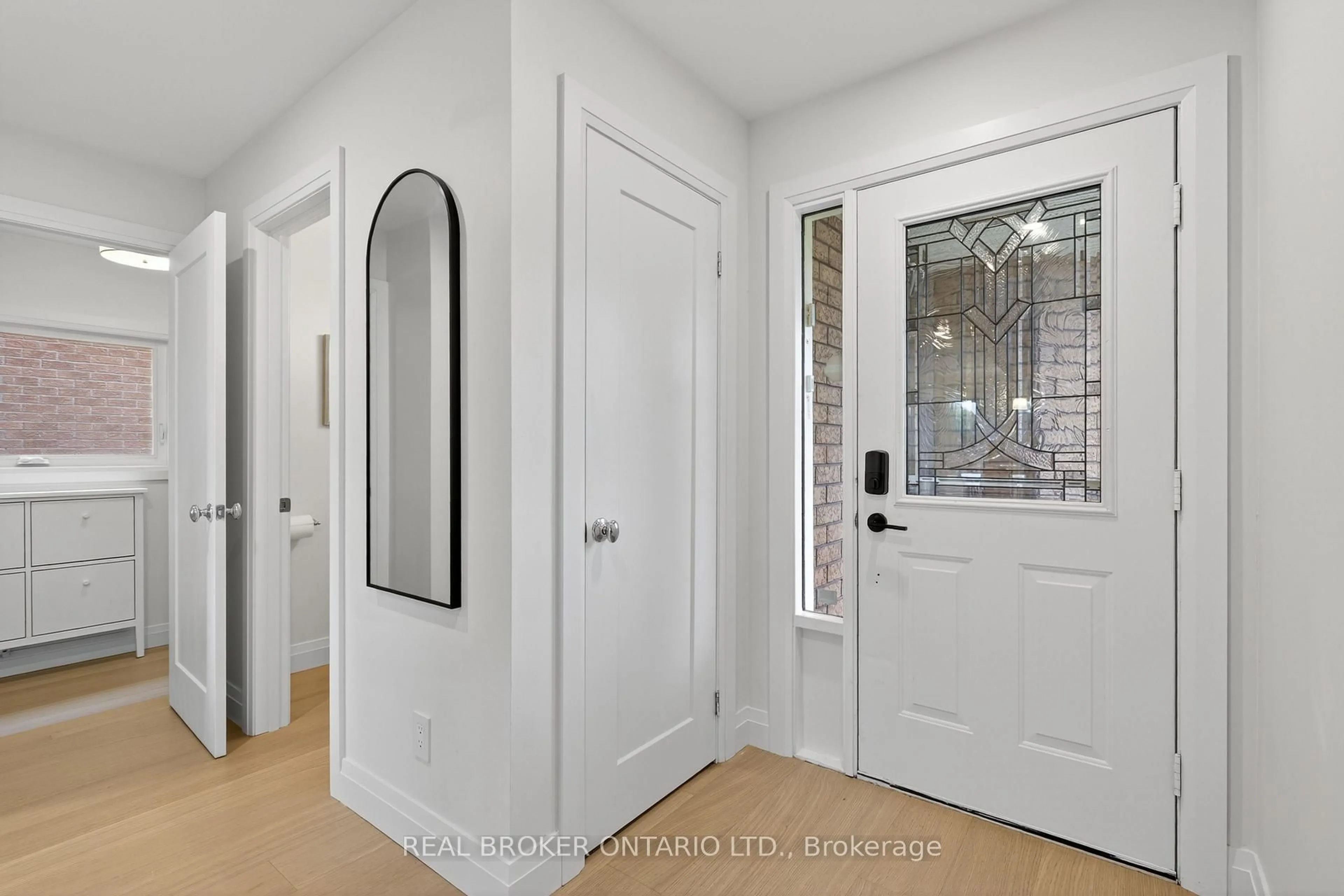 Indoor entryway for 37 Macmillan Cres, Barrie Ontario L4N 7H1