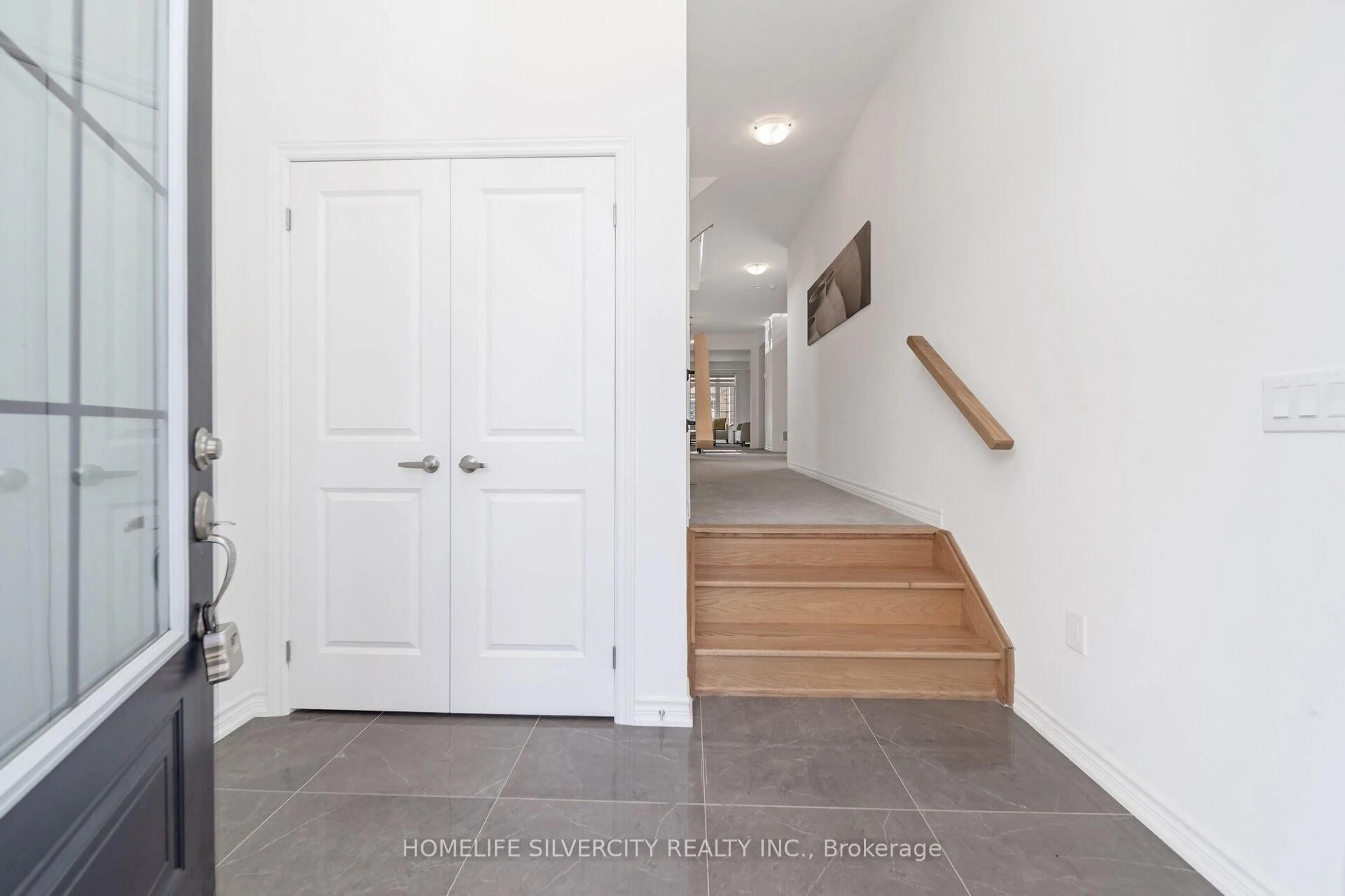 Indoor entryway for 26 Sassafrass Rd, Springwater Ontario L9X 2C6