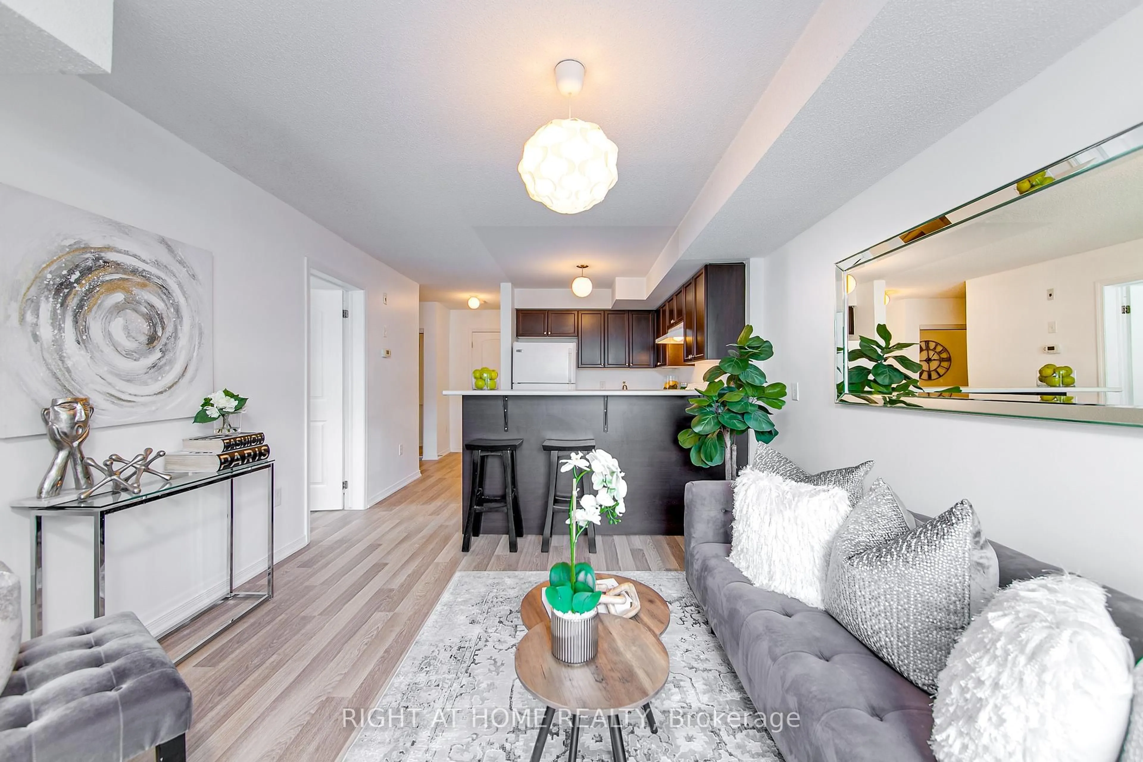 Living room with furniture, wood/laminate floor for 17 Cheltenham Rd #5, Barrie Ontario L4M 0E7