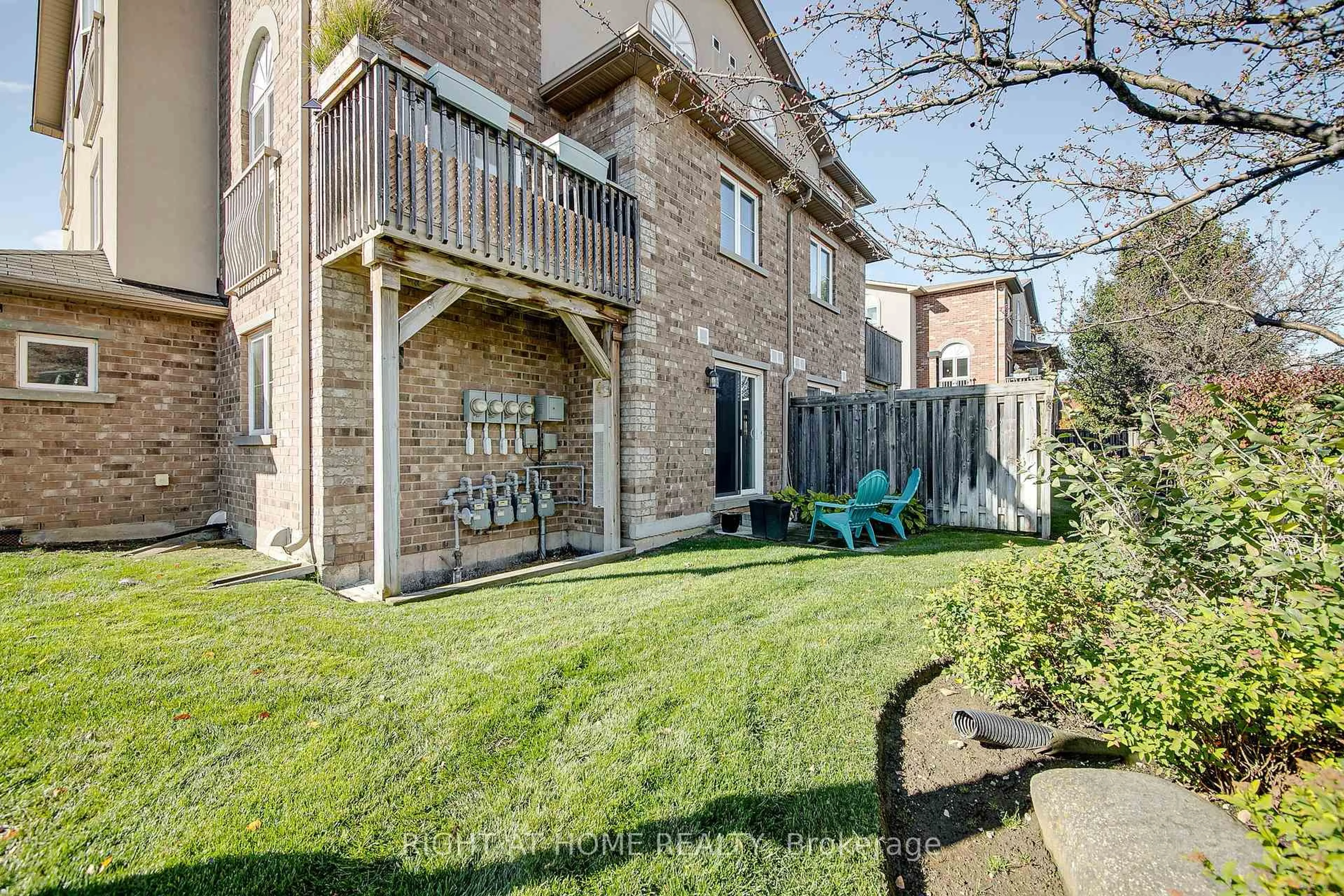 Patio, street for 17 Cheltenham Rd #5, Barrie Ontario L4M 0E7