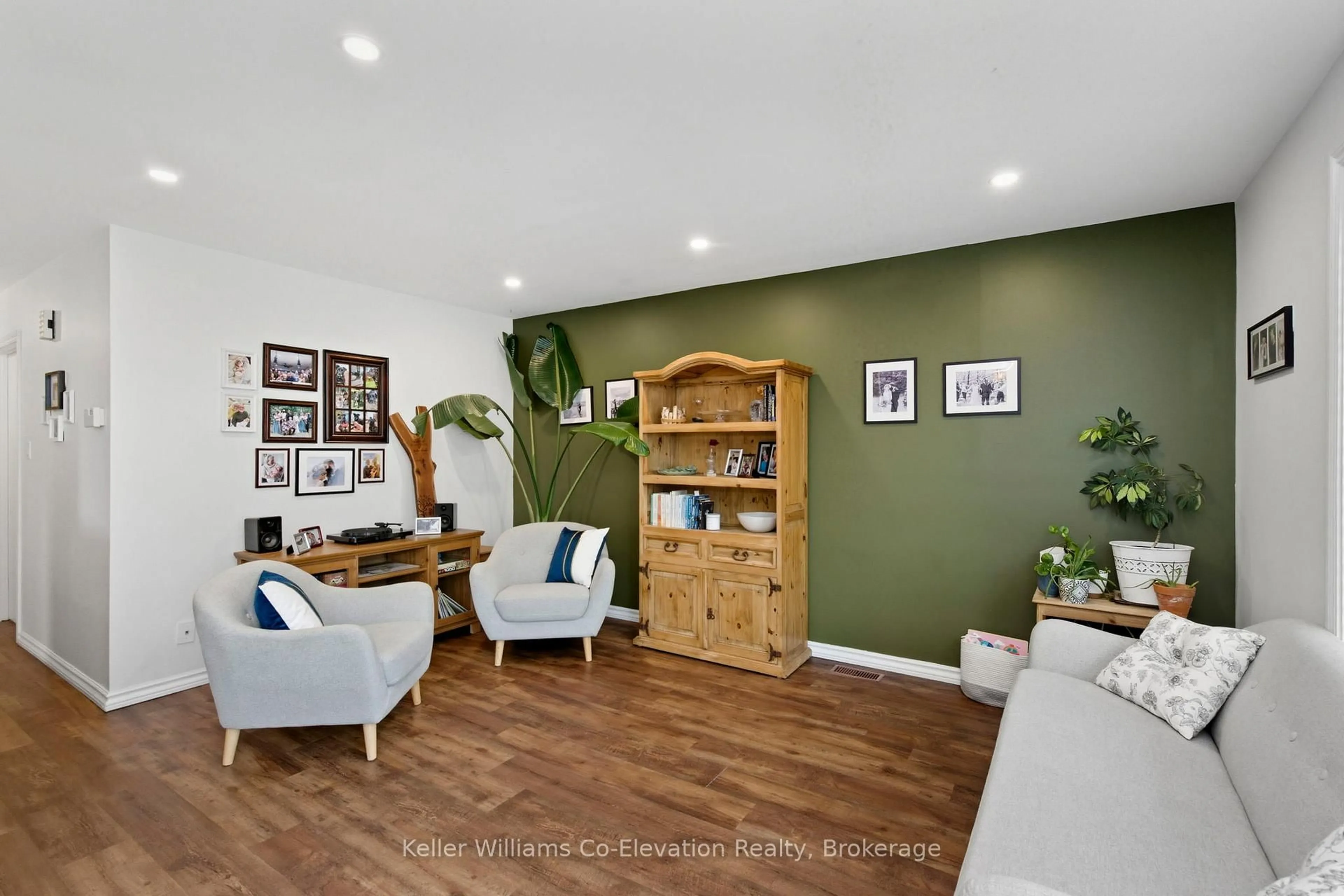 Living room with furniture, wood/laminate floor for 20 George St, Severn Ontario L0K 1E0