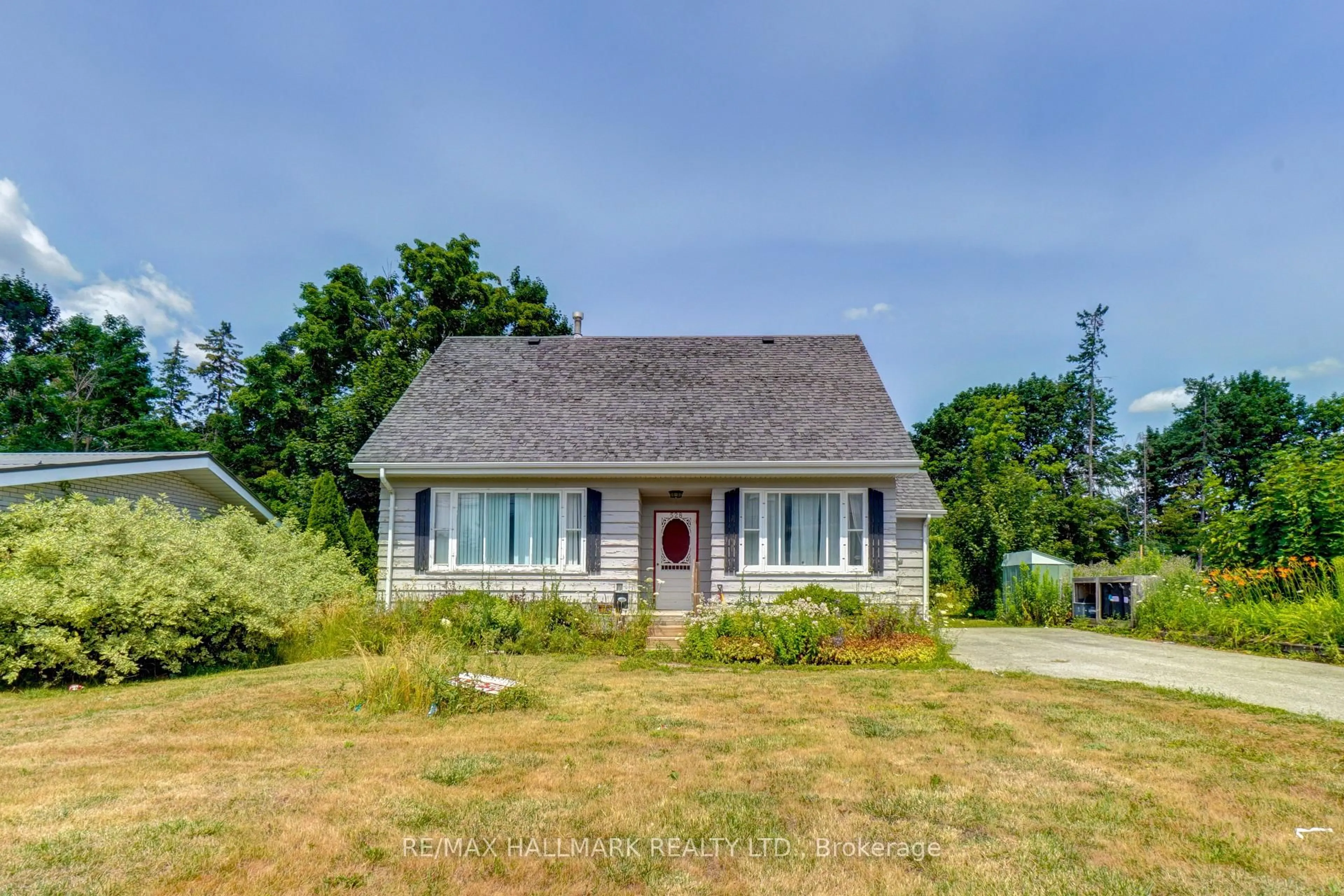 A pic from outside/outdoor area/front of a property/back of a property/a pic from drone, street for 528 Big Bay Point Rd, Barrie Ontario L4N 3Z5