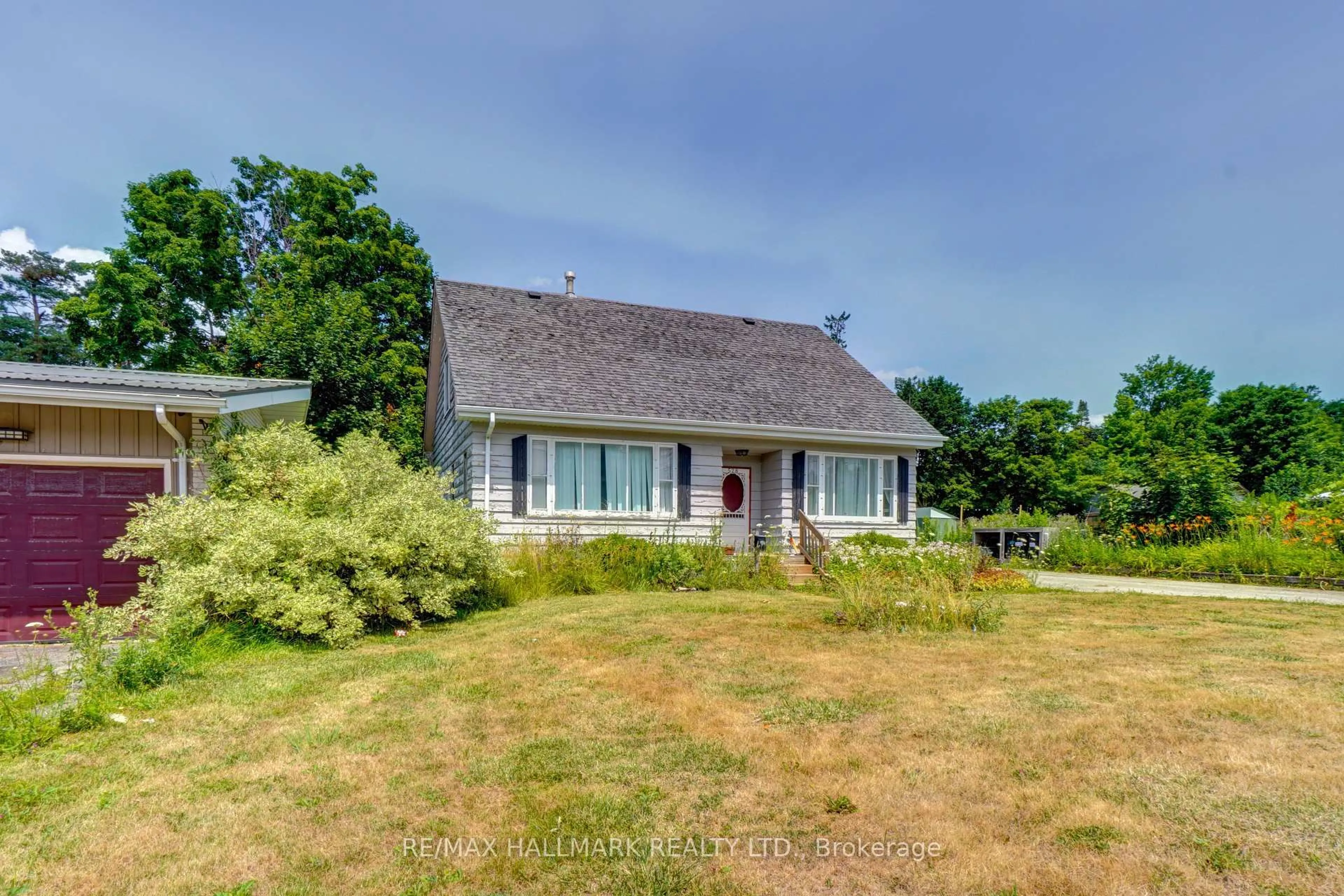 A pic from outside/outdoor area/front of a property/back of a property/a pic from drone, street for 528 Big Bay Point Rd, Barrie Ontario L4N 3Z5