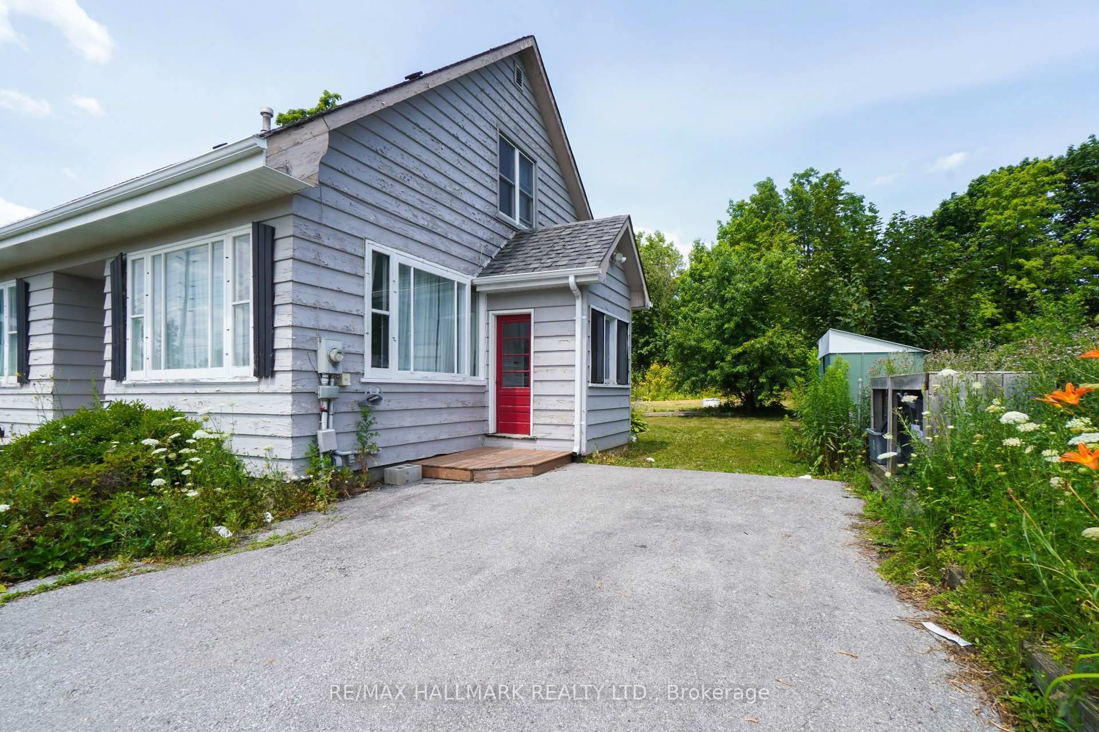 A pic from outside/outdoor area/front of a property/back of a property/a pic from drone, street for 528 Big Bay Point Rd, Barrie Ontario L4N 3Z5