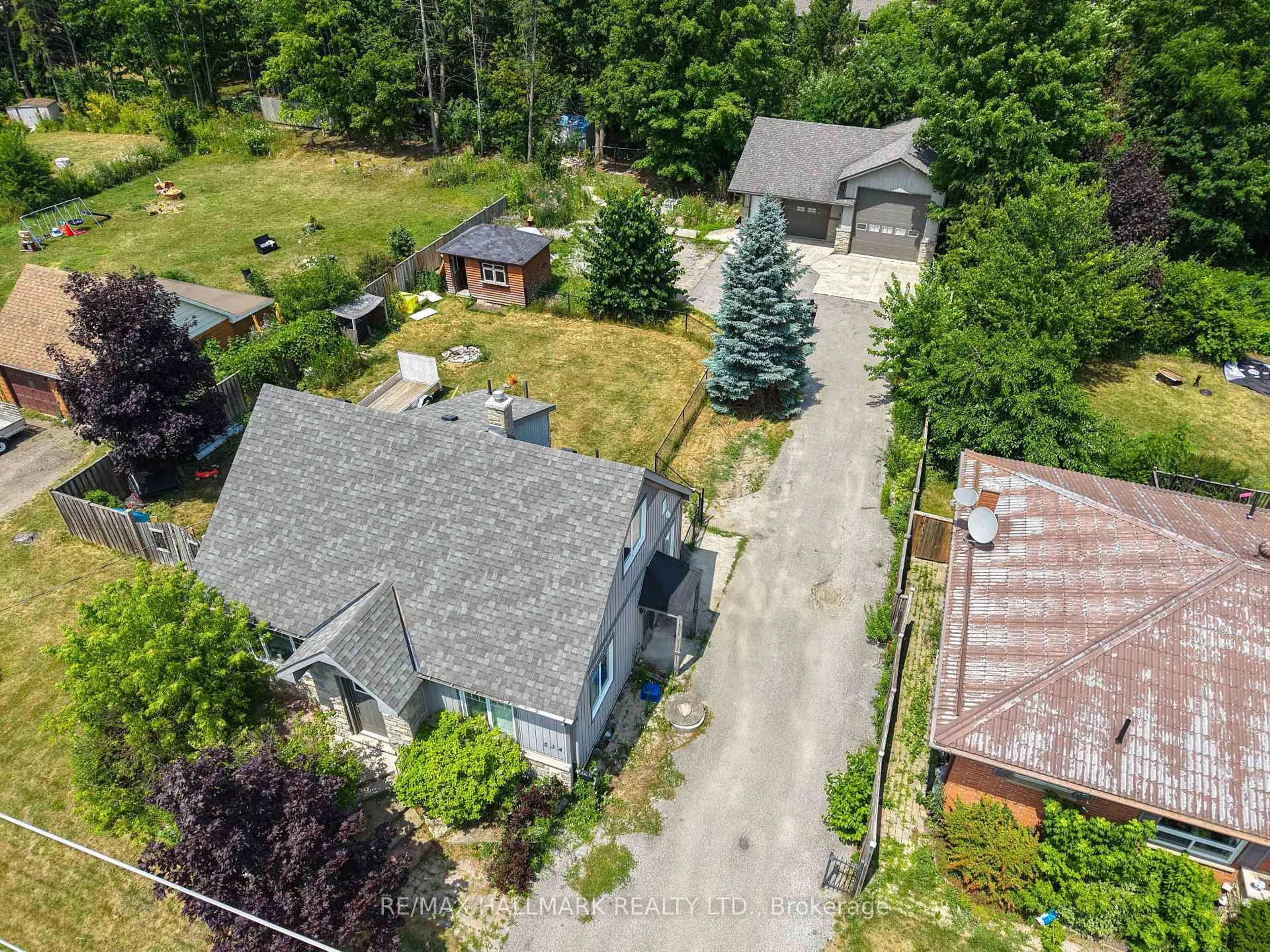 A pic from outside/outdoor area/front of a property/back of a property/a pic from drone, street for 534 Big Bay Point Rd, Barrie Ontario L4N 3Z5