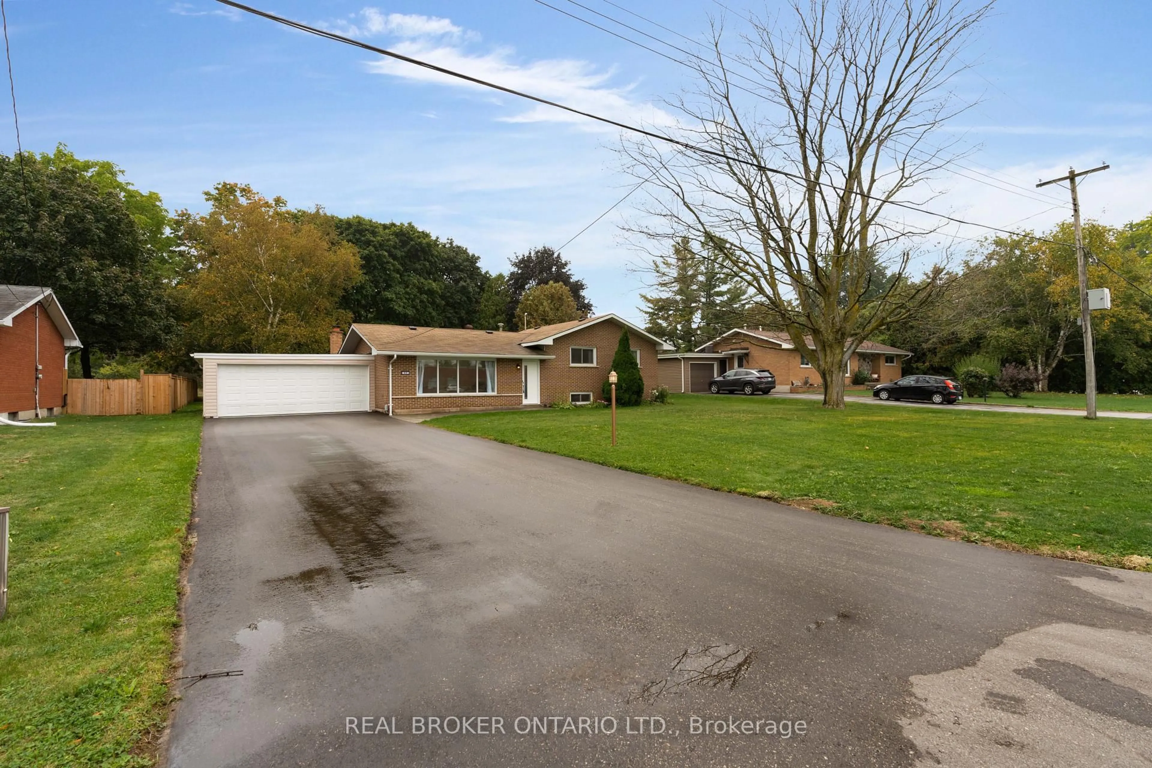 A pic from outside/outdoor area/front of a property/back of a property/a pic from drone, street for 17 Locke Ave, Clearview Ontario L0M 1S0
