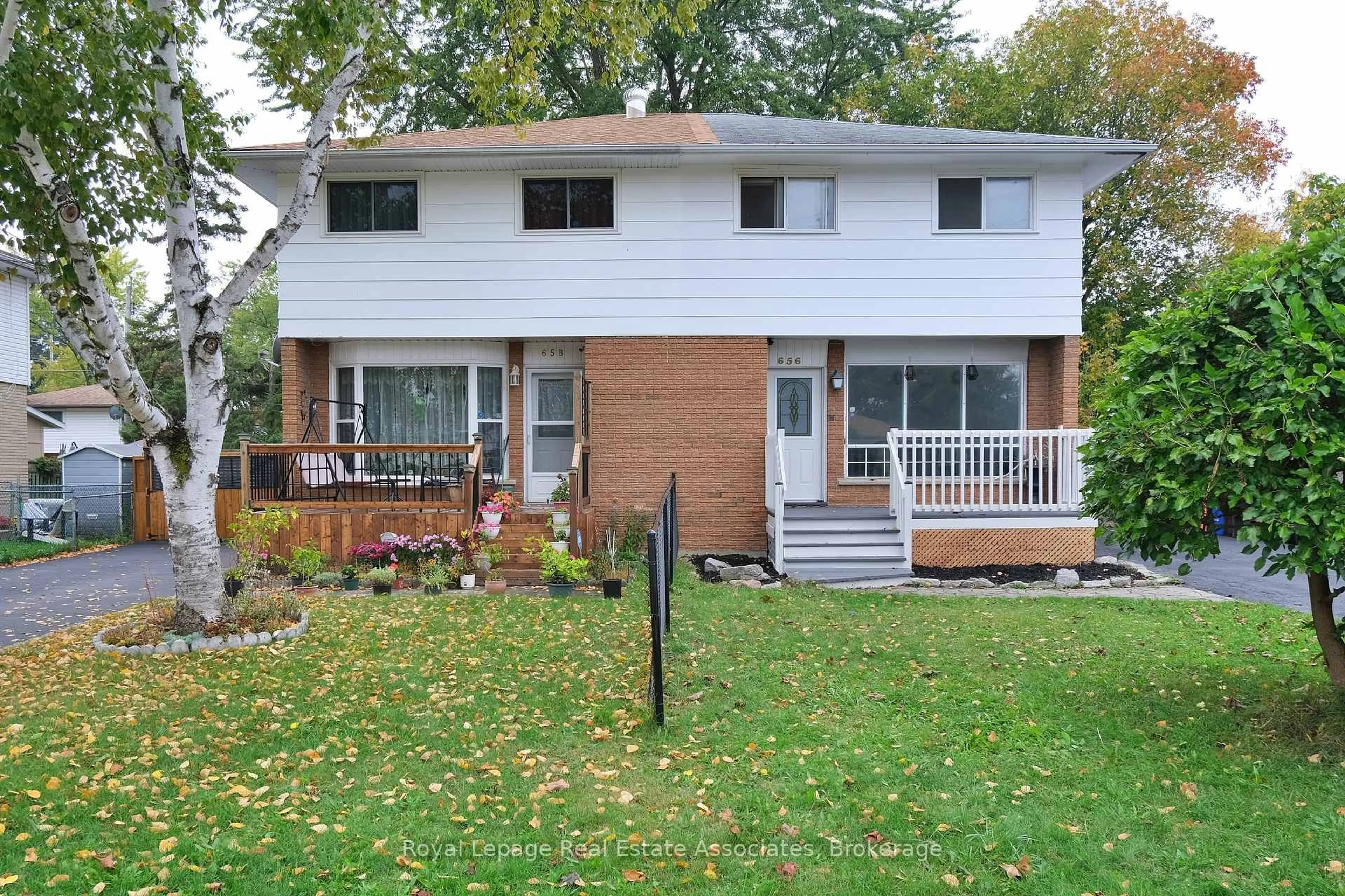 Home with vinyl exterior material, street for 656 Oak St, Collingwood Ontario L9Y 2Z8
