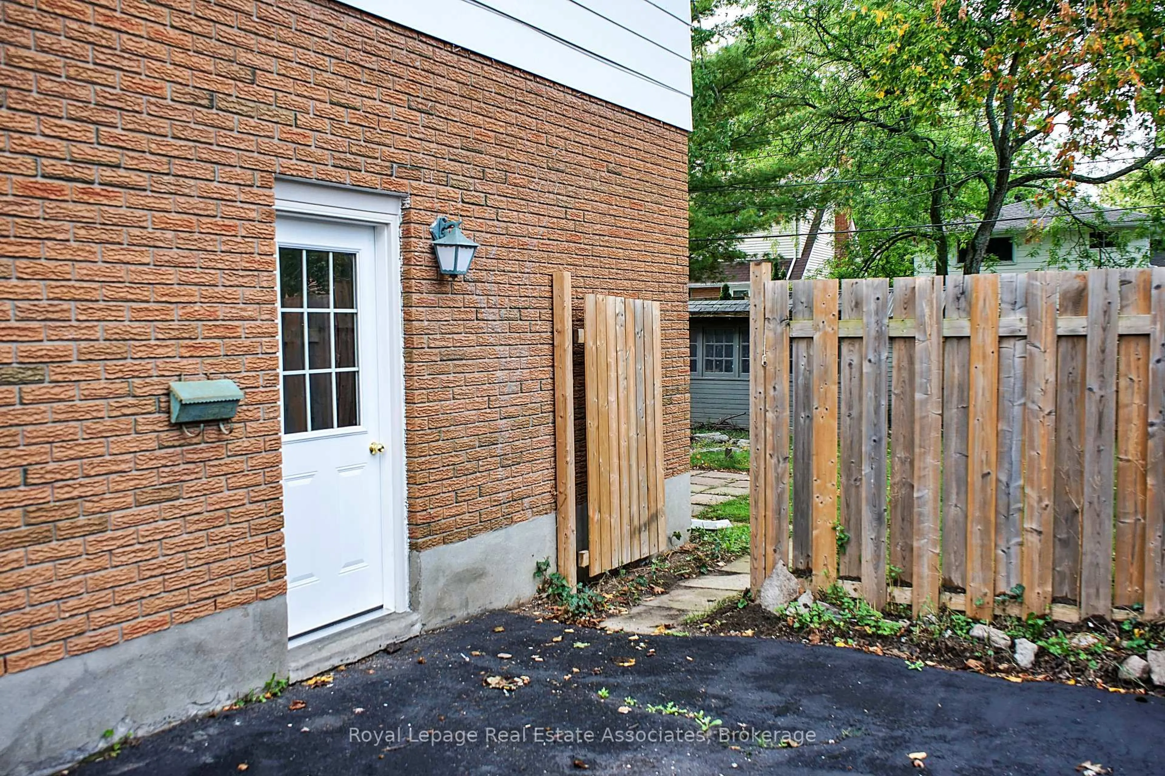 Patio, street for 656 Oak St, Collingwood Ontario L9Y 2Z8
