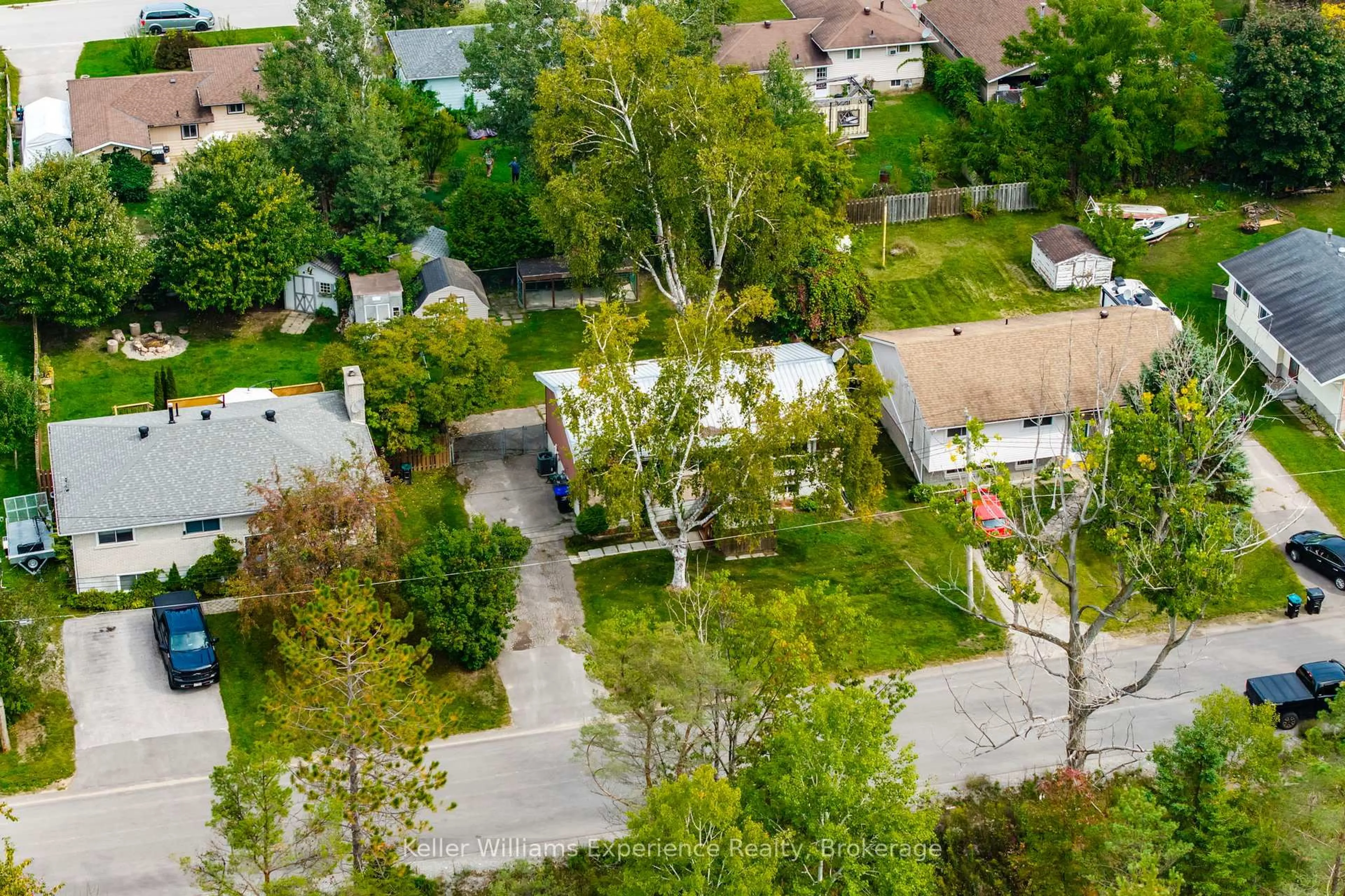 A pic from outside/outdoor area/front of a property/back of a property/a pic from drone, street for 739 Ninth Ave, Tay Ontario L0K 1R0