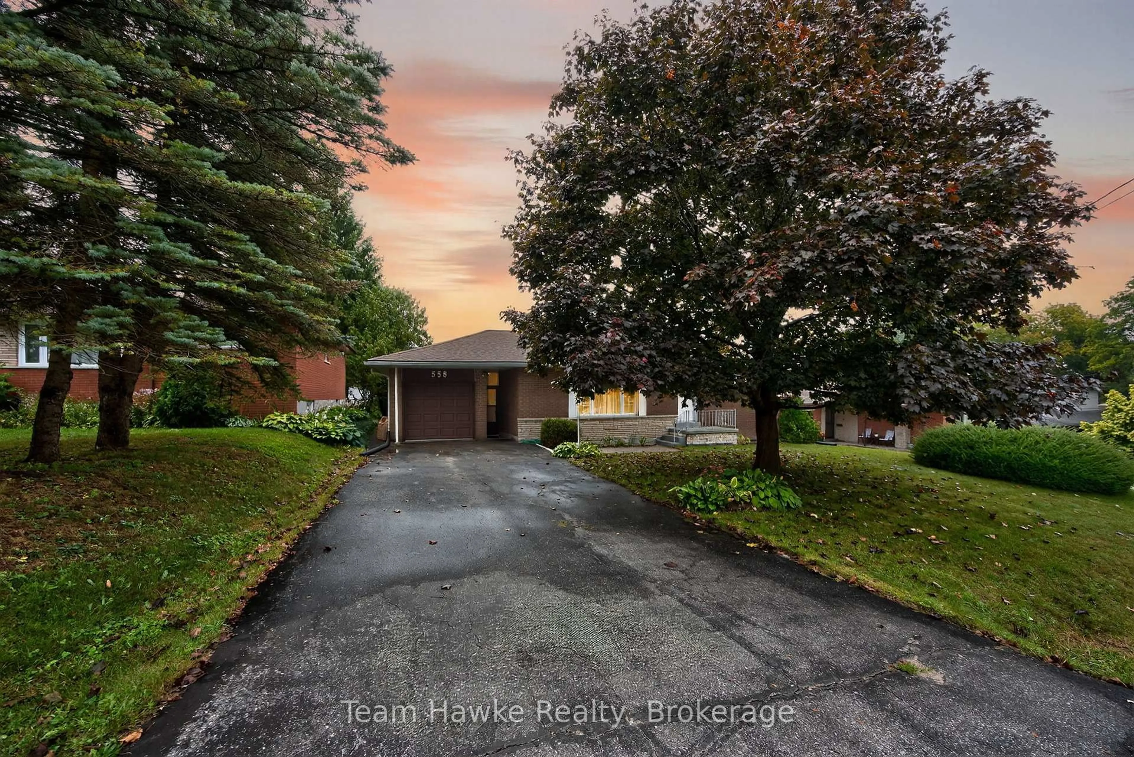 A pic from outside/outdoor area/front of a property/back of a property/a pic from drone, street for 558 Russell St, Midland Ontario L4R 3B6