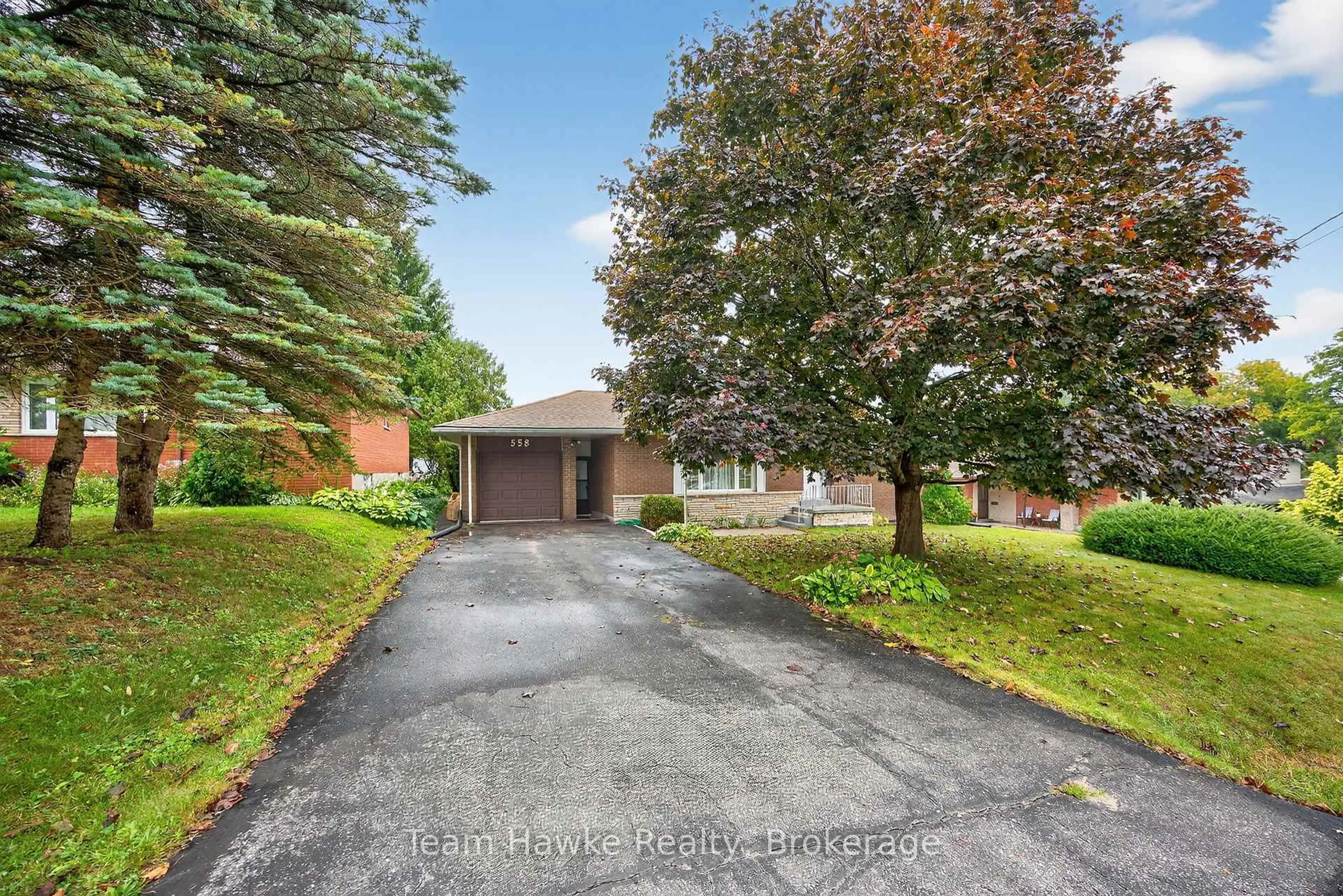 A pic from outside/outdoor area/front of a property/back of a property/a pic from drone, street for 558 Russell St, Midland Ontario L4R 3B6