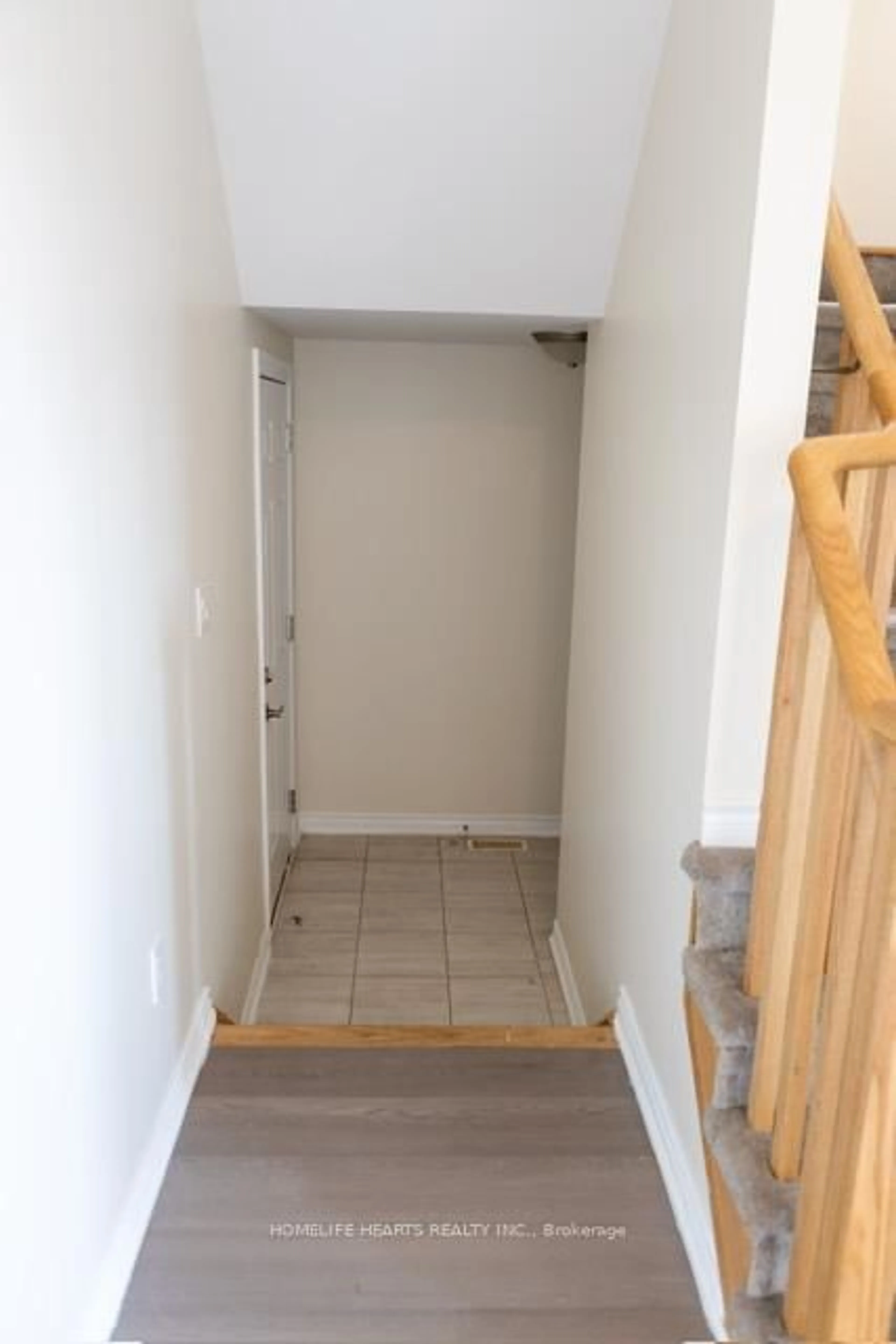 Indoor entryway for 51 Atlantis Dr, Orillia Ontario L3V 8L4