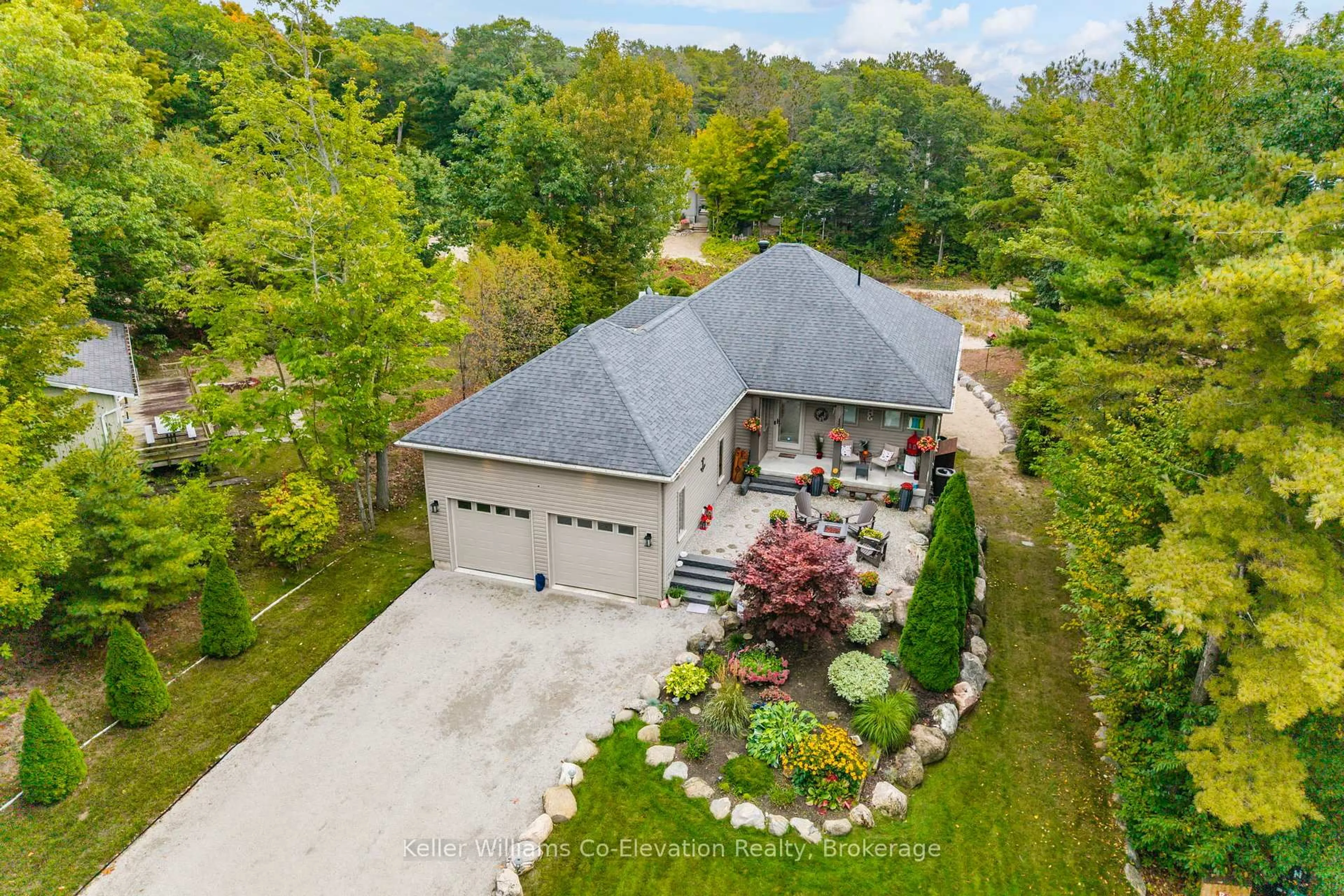 A pic from outside/outdoor area/front of a property/back of a property/a pic from drone, water/lake/river/ocean view for 15 Rue de Parc, Tiny Ontario L9M 0H4