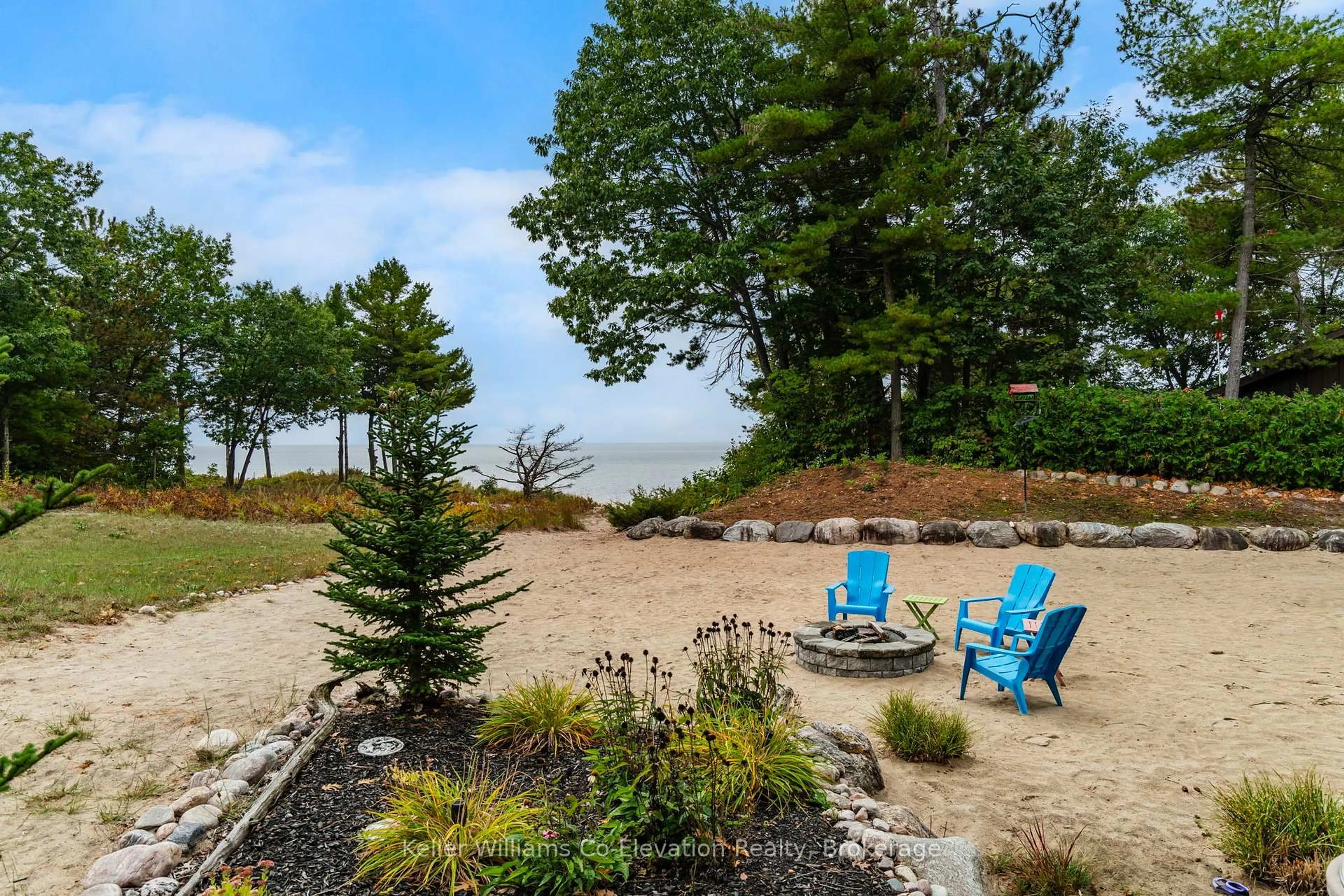 Patio, water/lake/river/ocean view for 15 Rue de Parc, Tiny Ontario L9M 0H4
