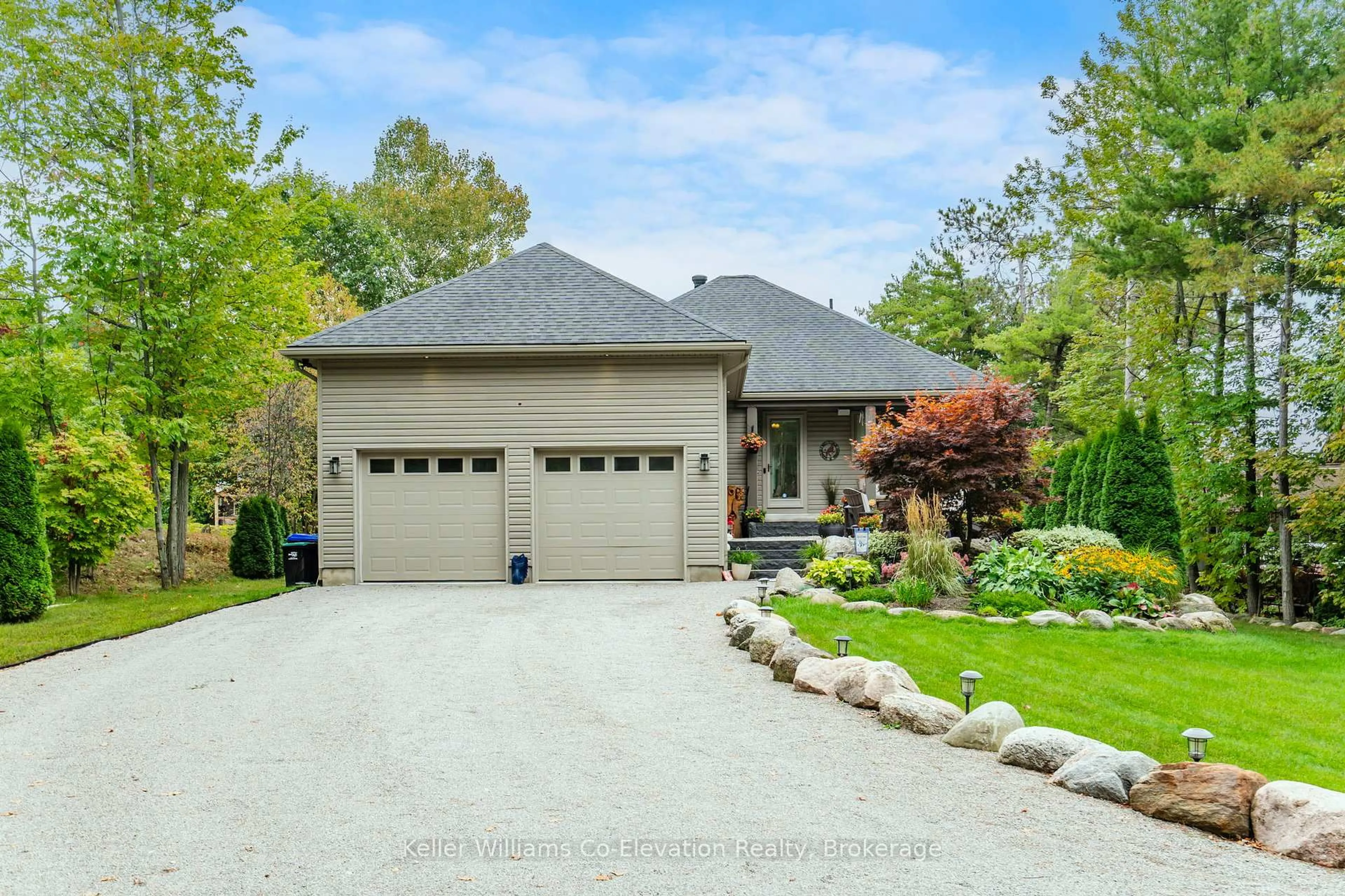 Home with brick exterior material, street for 15 Rue de Parc, Tiny Ontario L9M 0H4