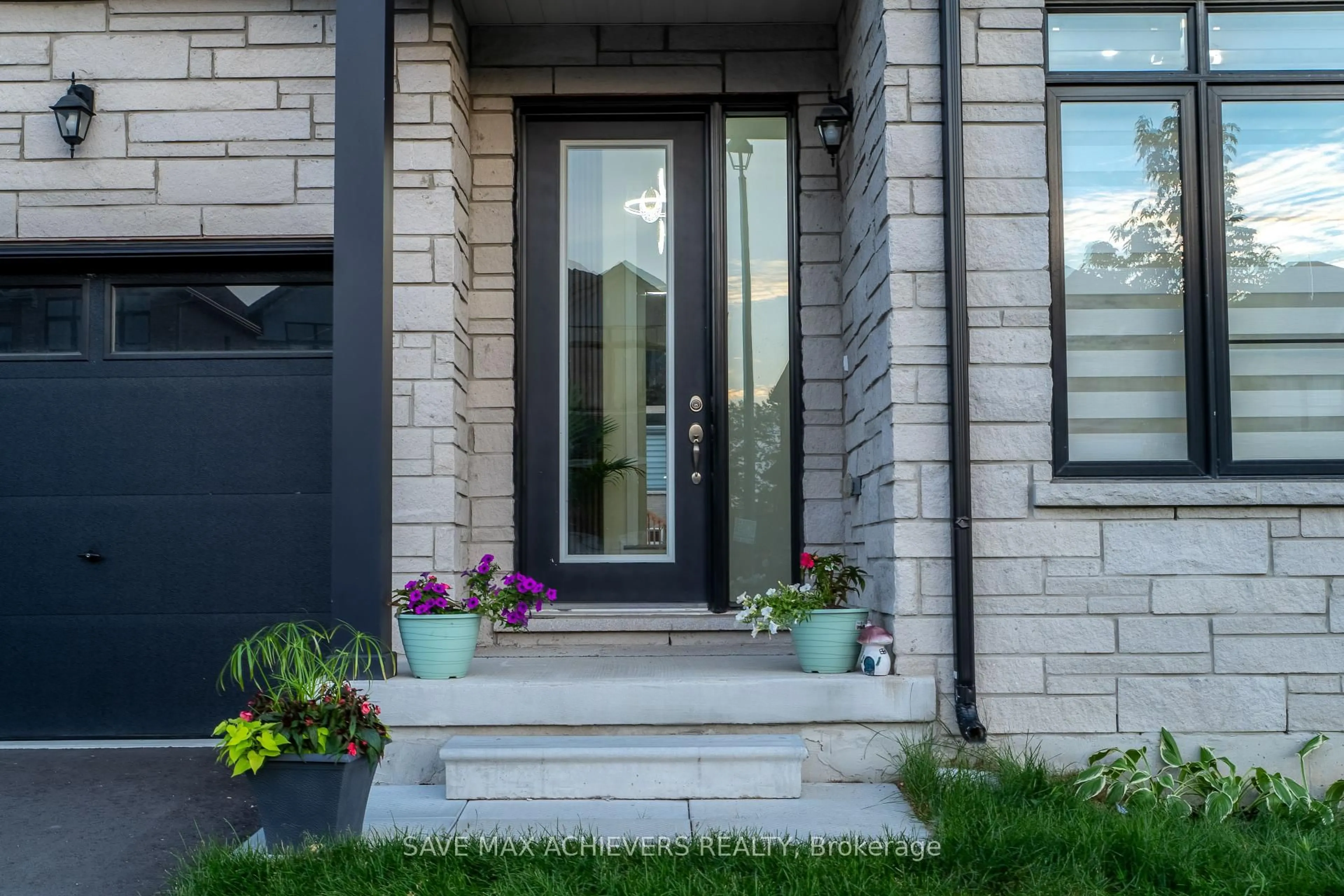 Indoor entryway for 47 Daffodil Rd, Springwater Ontario L9X 2E1