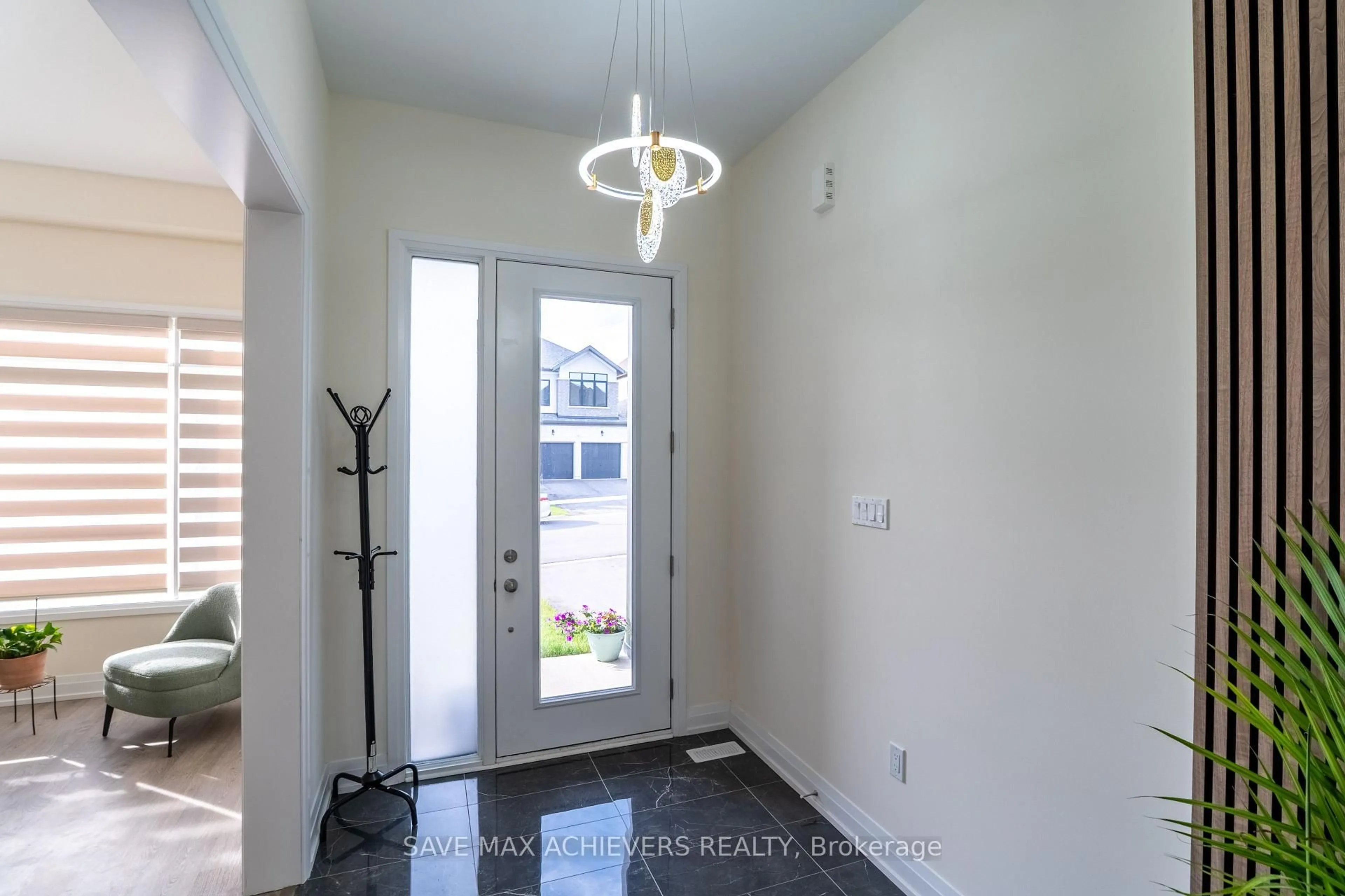 Indoor entryway for 47 Daffodil Rd, Springwater Ontario L9X 2E1