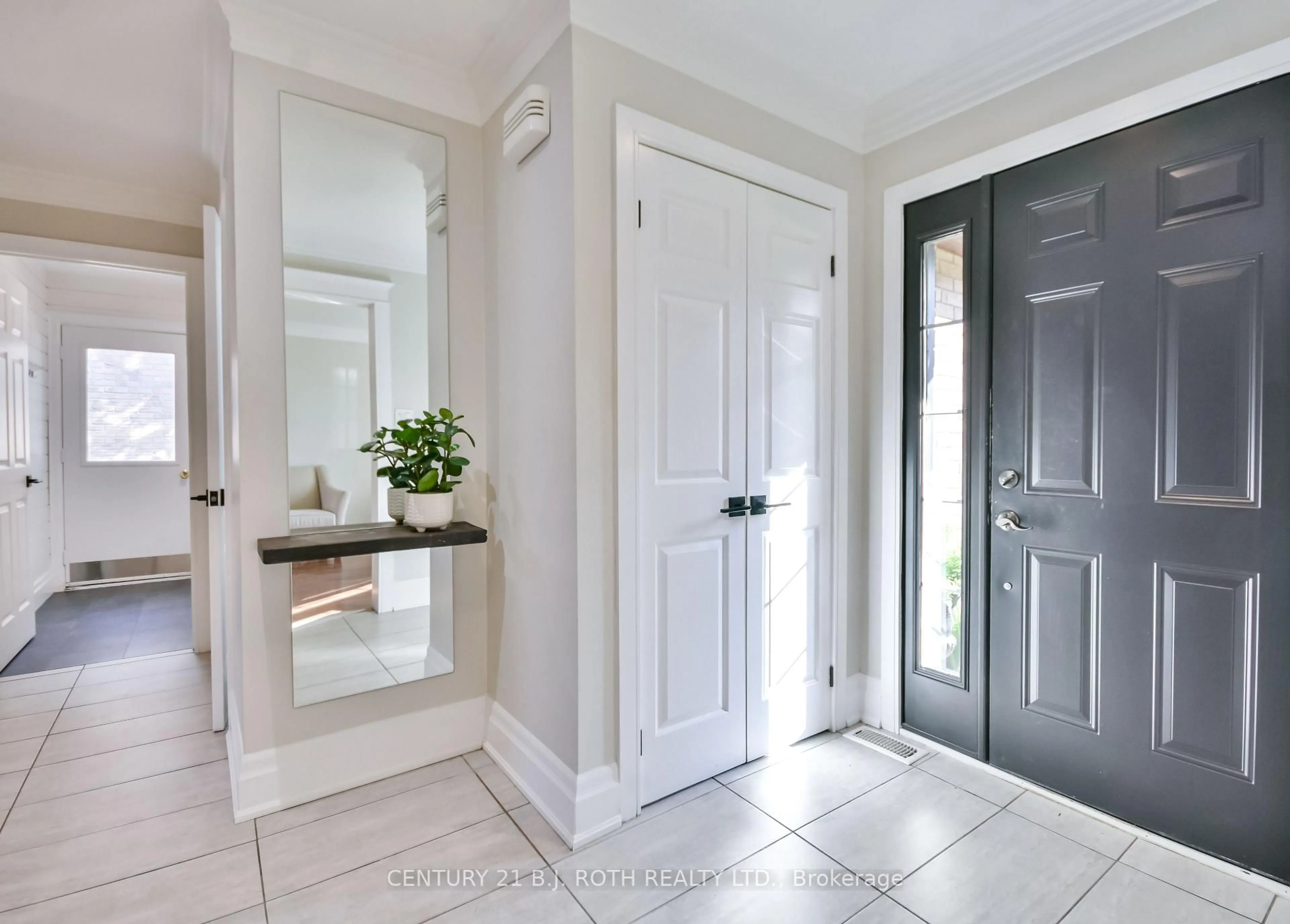 Indoor entryway for 25 Keats Dr, Barrie Ontario L4N 6C9