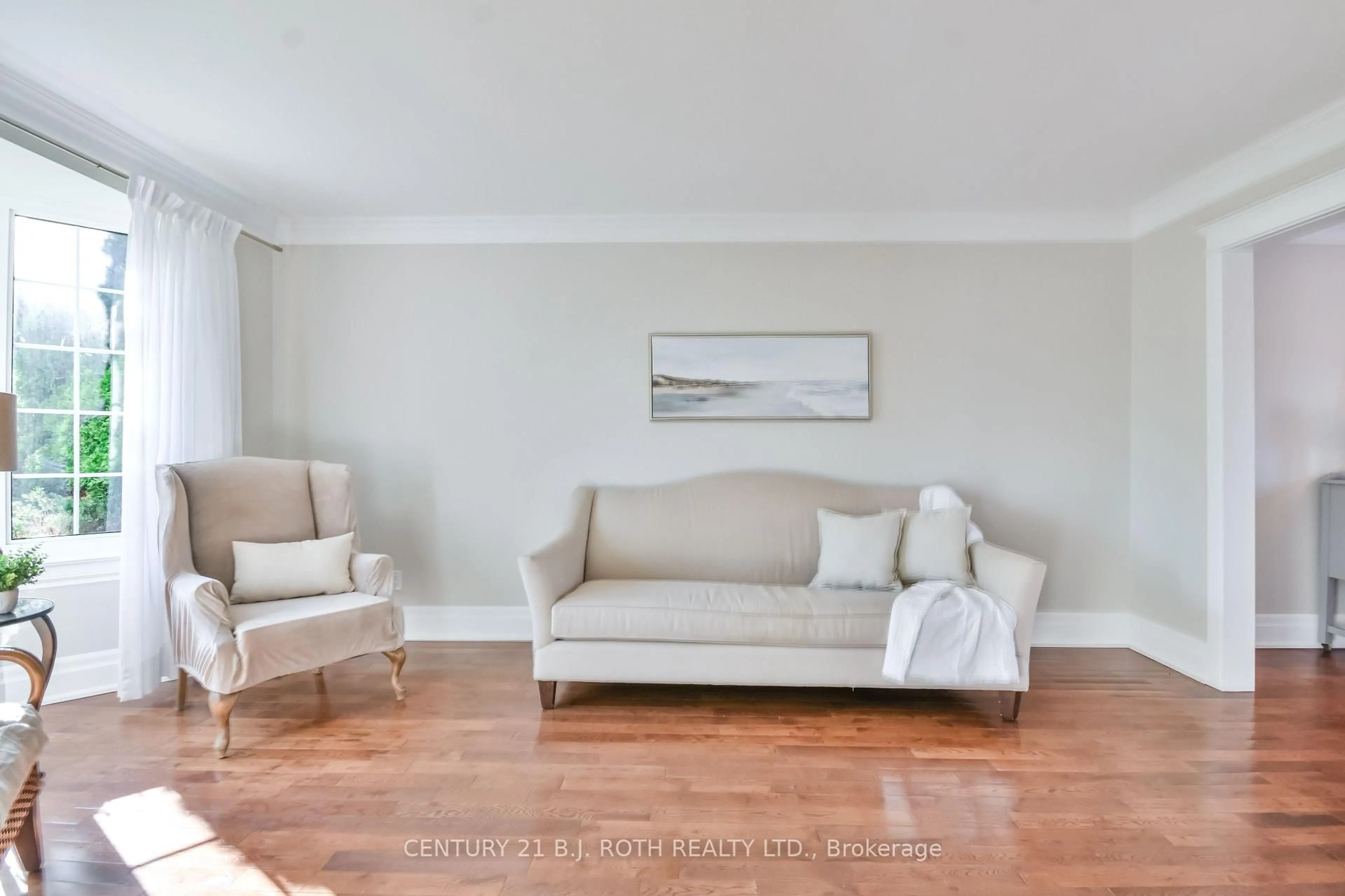 Living room with furniture, wood/laminate floor for 25 Keats Dr, Barrie Ontario L4N 6C9