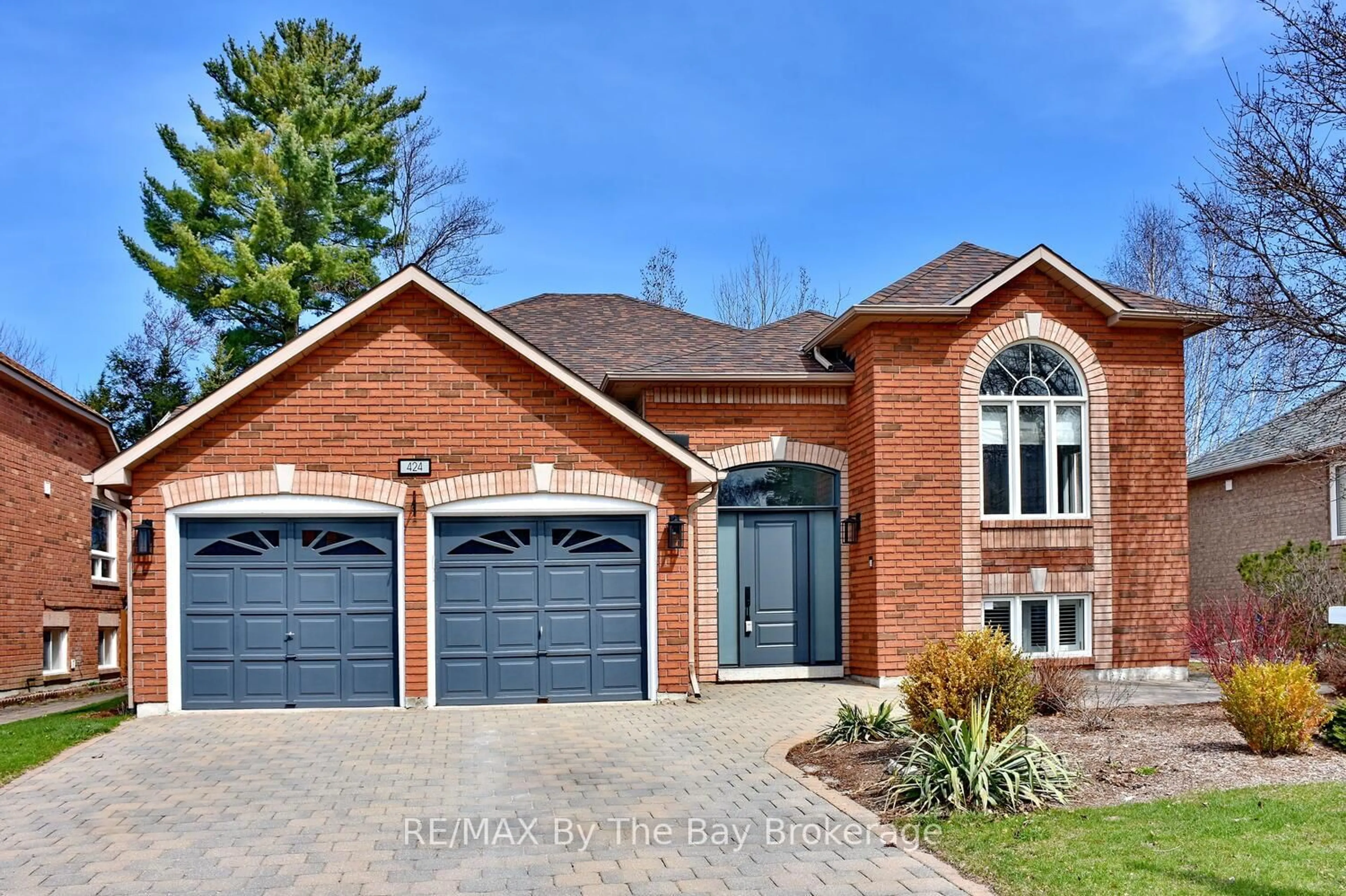 Home with brick exterior material, street for 424 Ramblewood Dr, Wasaga Beach Ontario L9Z 1P3
