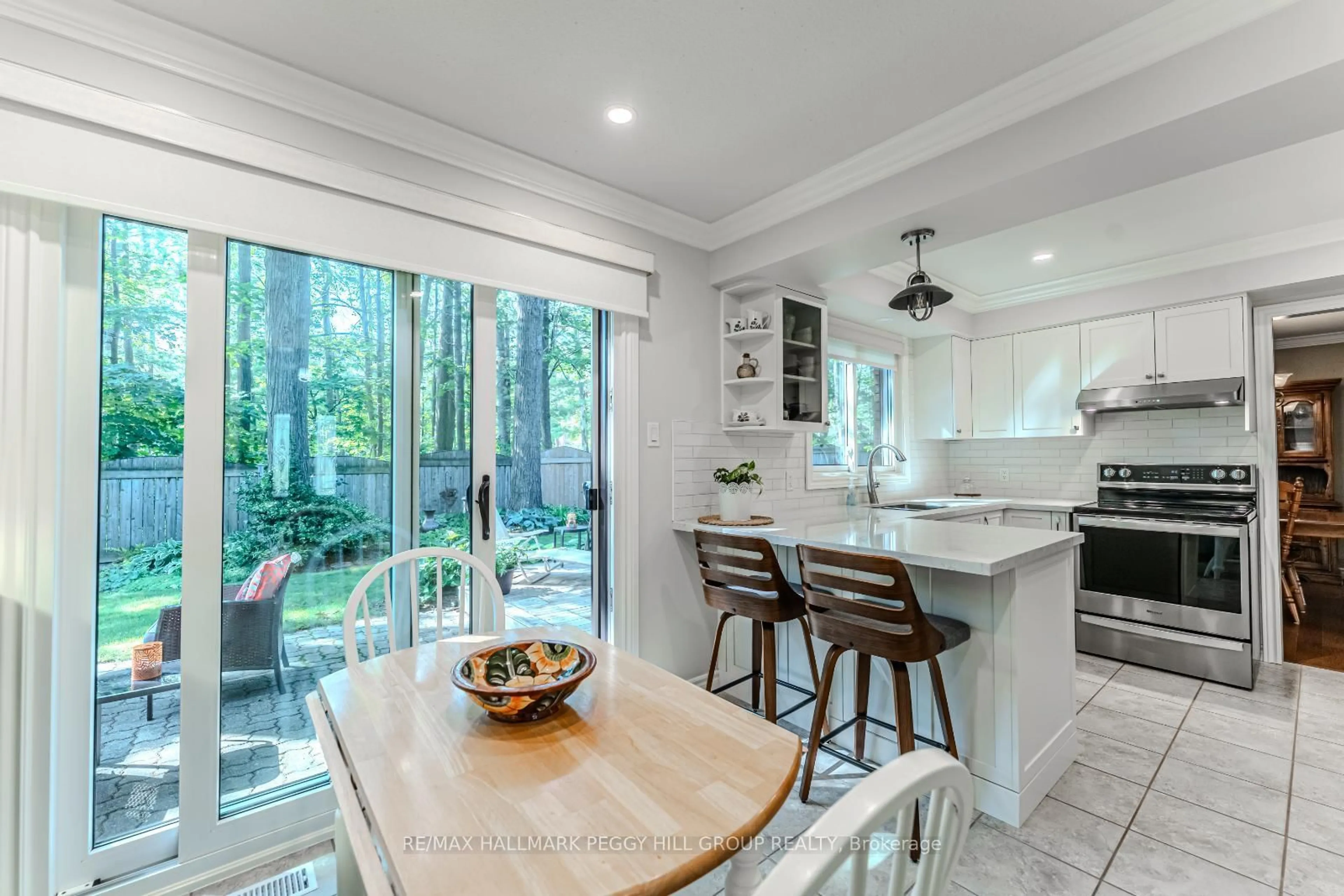 Open concept kitchen, ceramic/tile floor for 19 Oakridge Dr, Barrie Ontario L4N 5N6