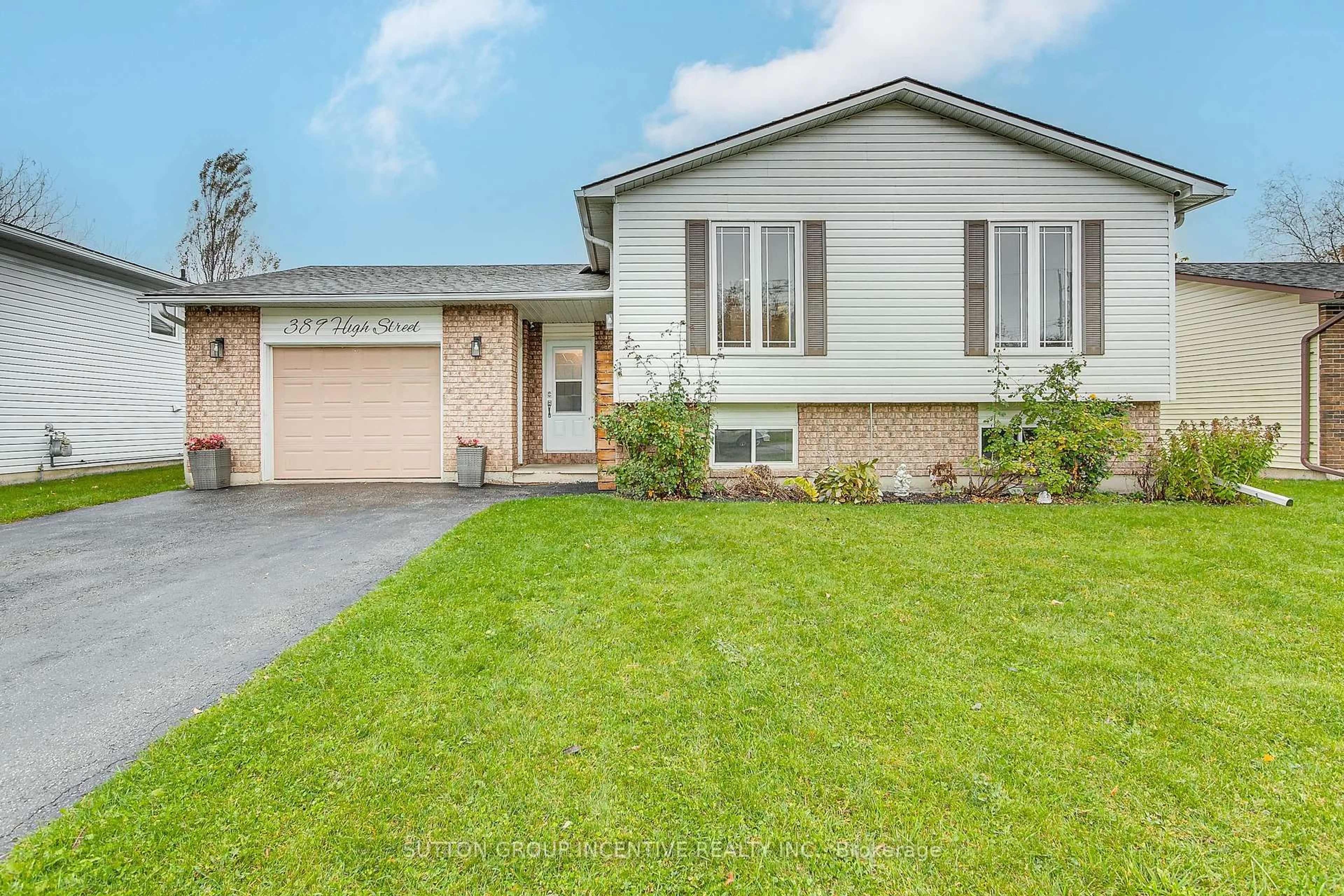 Home with vinyl exterior material, street for 389 High St, Orillia Ontario L3V 4X6