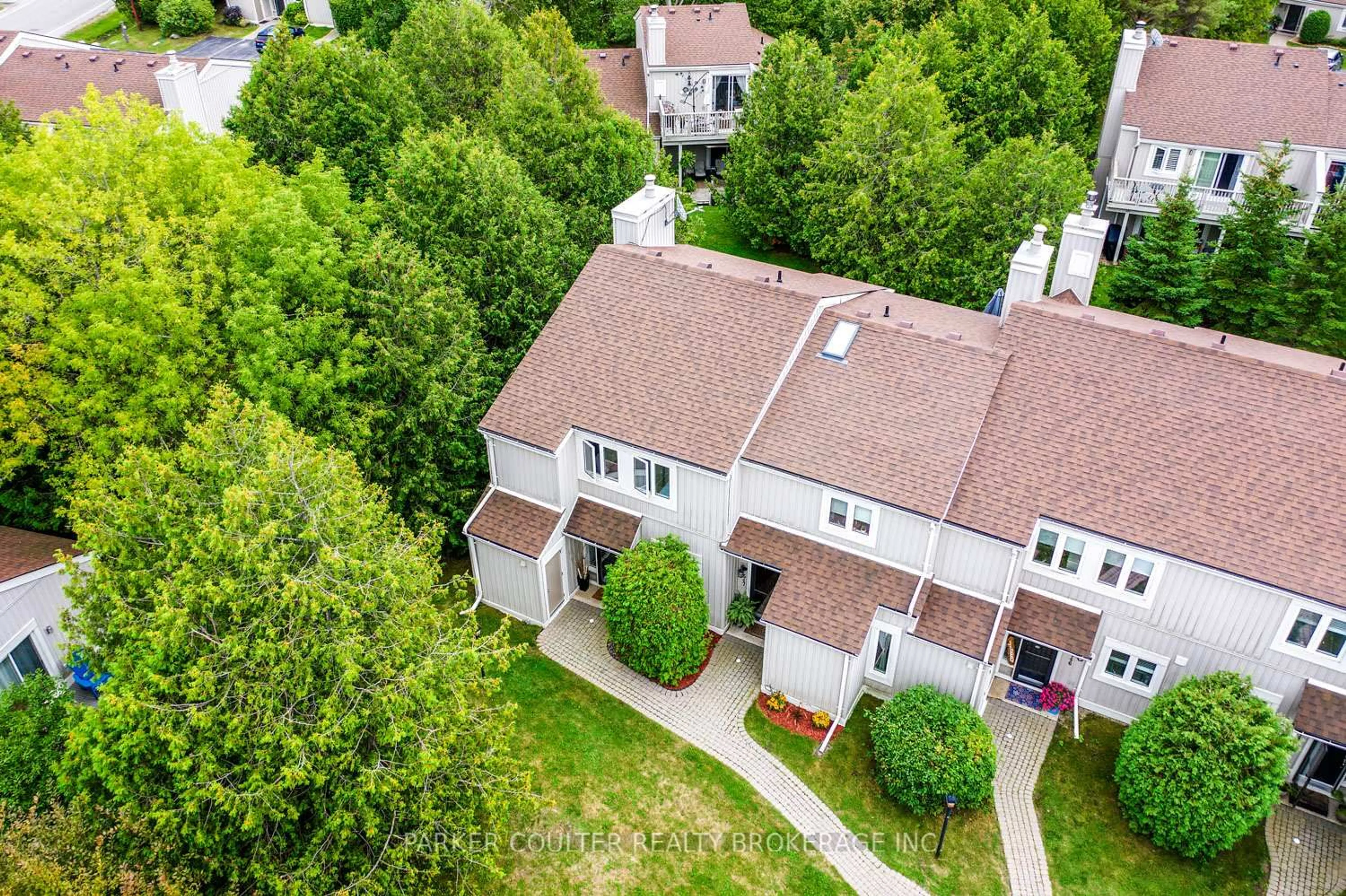 A pic from outside/outdoor area/front of a property/back of a property/a pic from drone, street for 548 Oxbow Cres, Collingwood Ontario L9Y 5B4