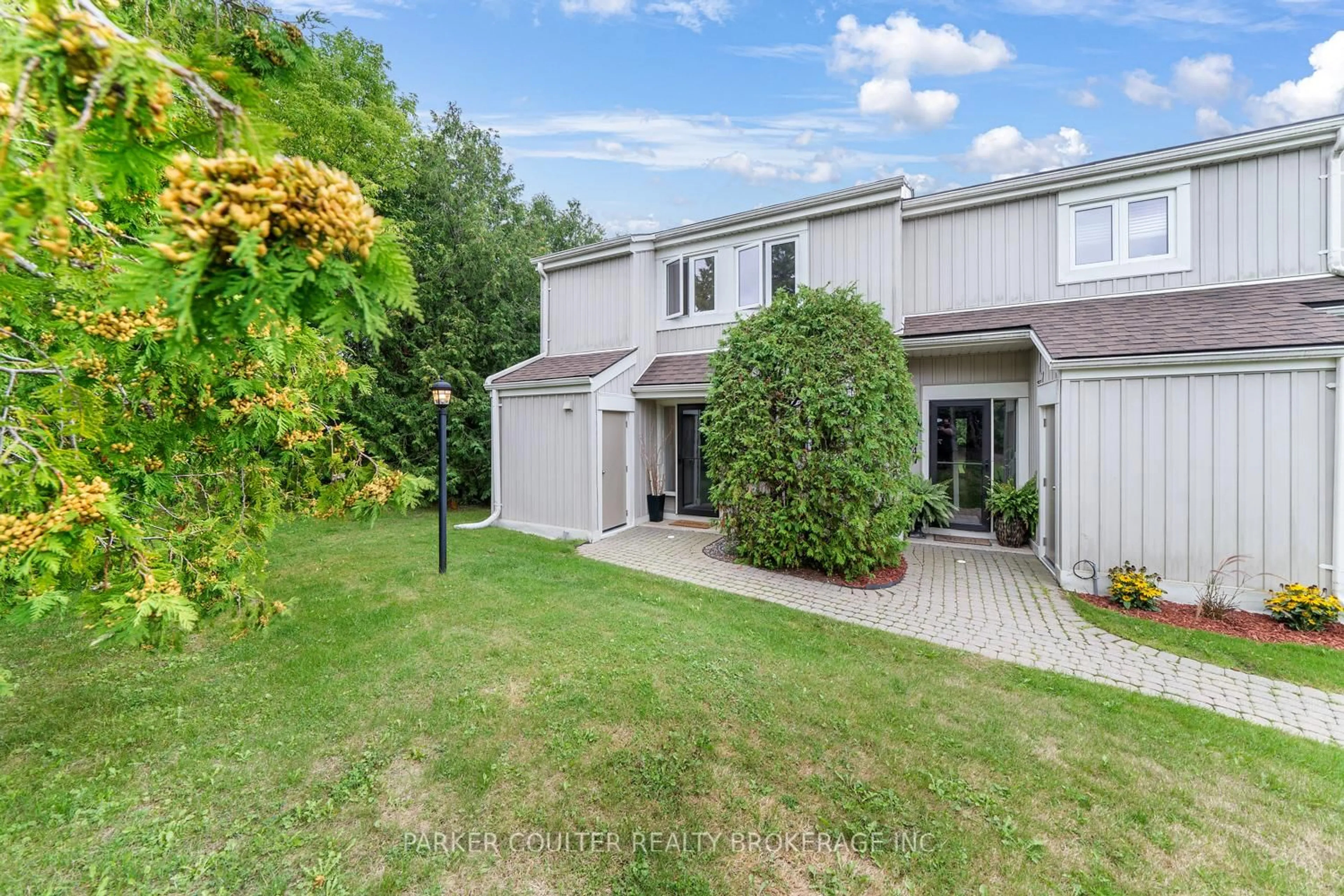 A pic from outside/outdoor area/front of a property/back of a property/a pic from drone, unknown for 548 Oxbow Cres, Collingwood Ontario L9Y 5B4