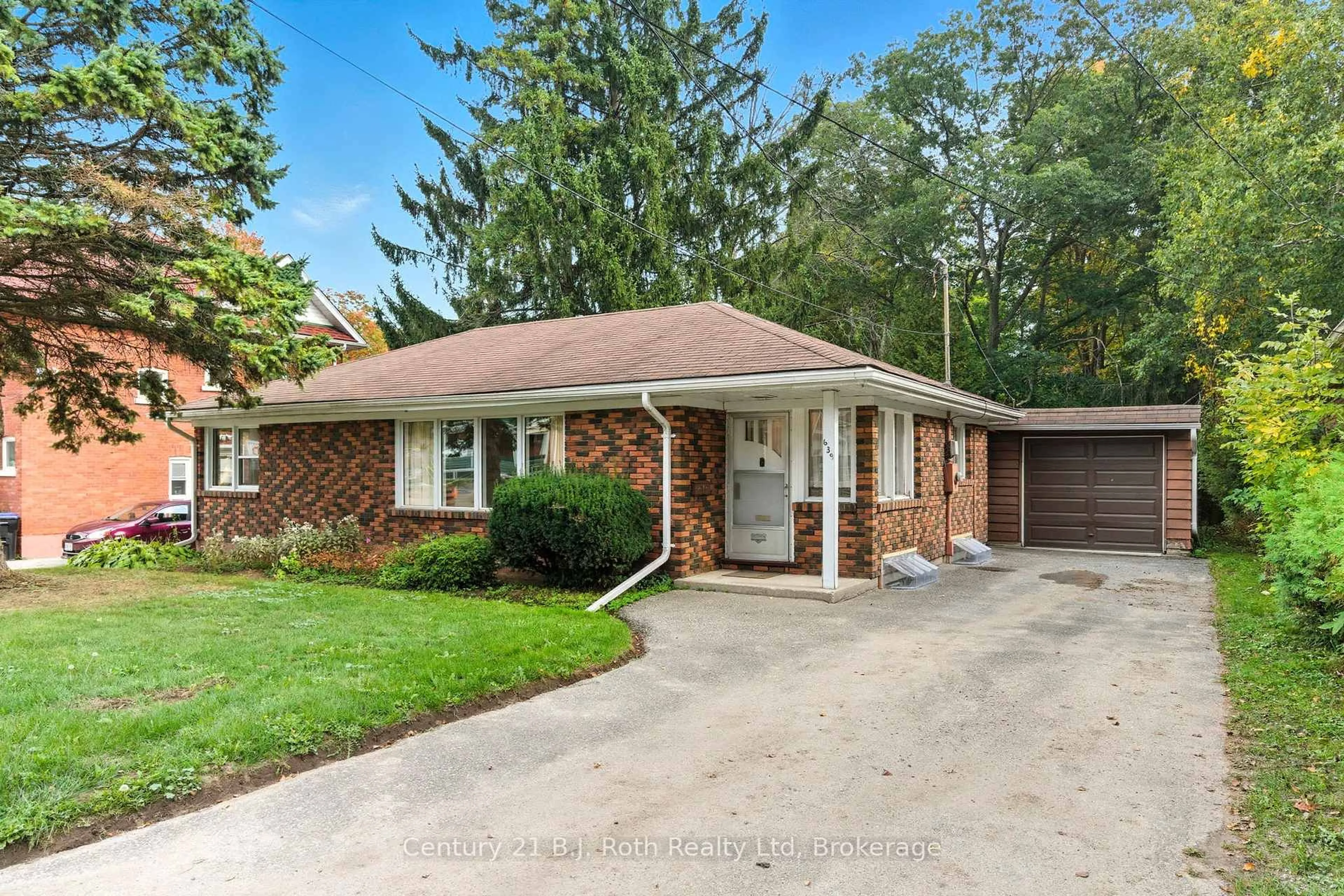 Home with brick exterior material, street for 639 Yonge St, Midland Ontario L4R 2E1