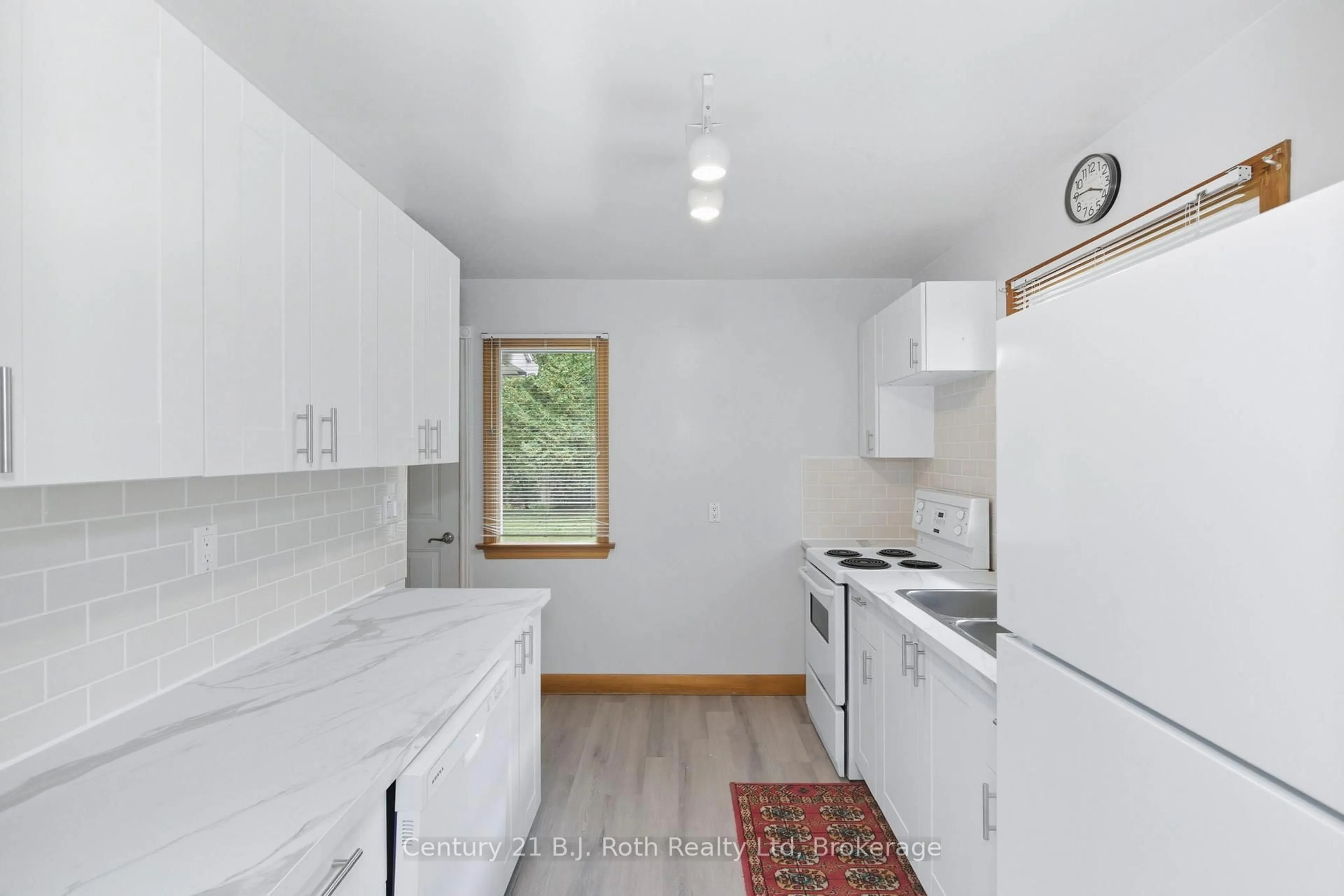 Standard kitchen, unknown for 639 Yonge St, Midland Ontario L4R 2E1