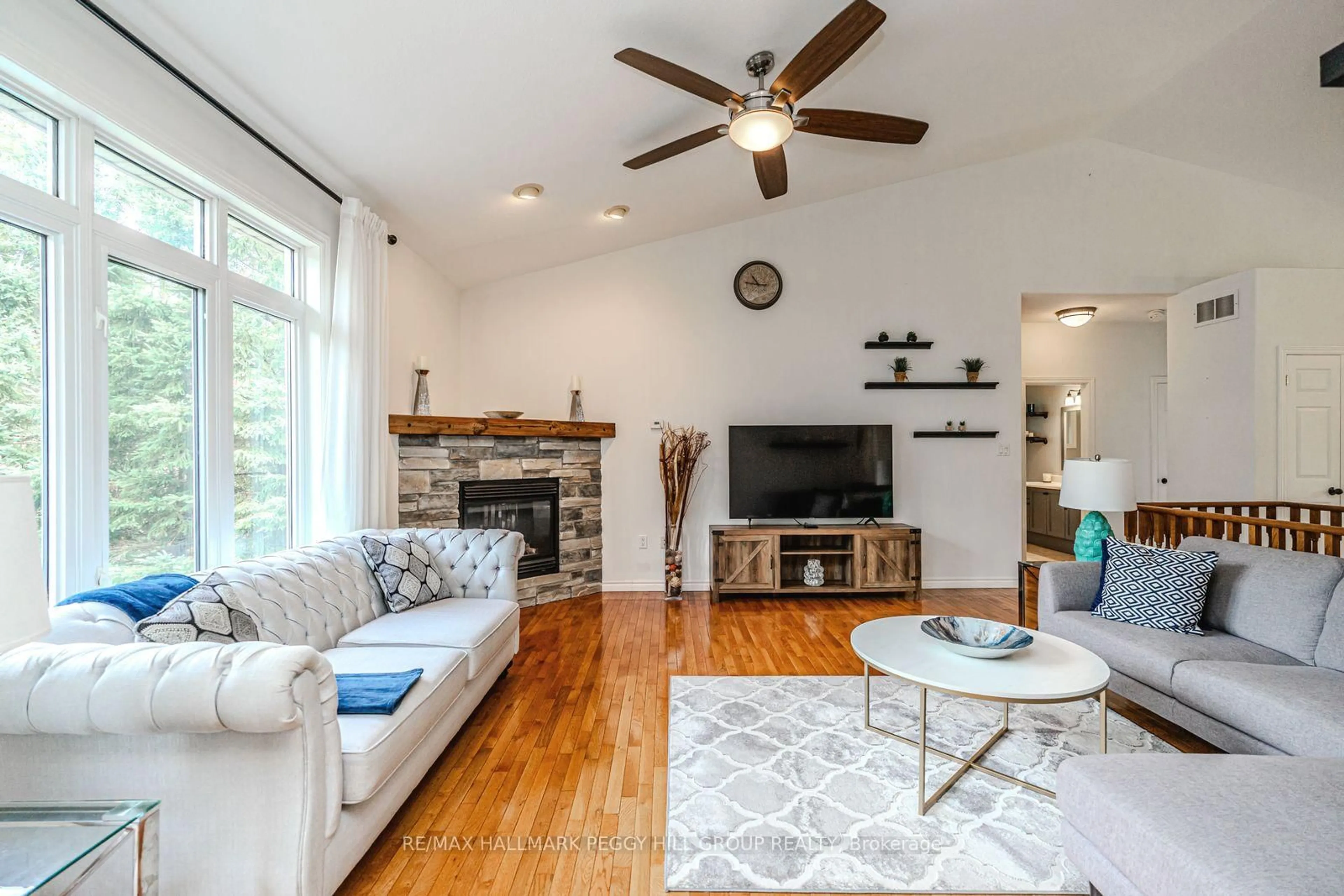 Living room with furniture, unknown for 102 Highland Dr, Oro-Medonte Ontario L0L 2L0