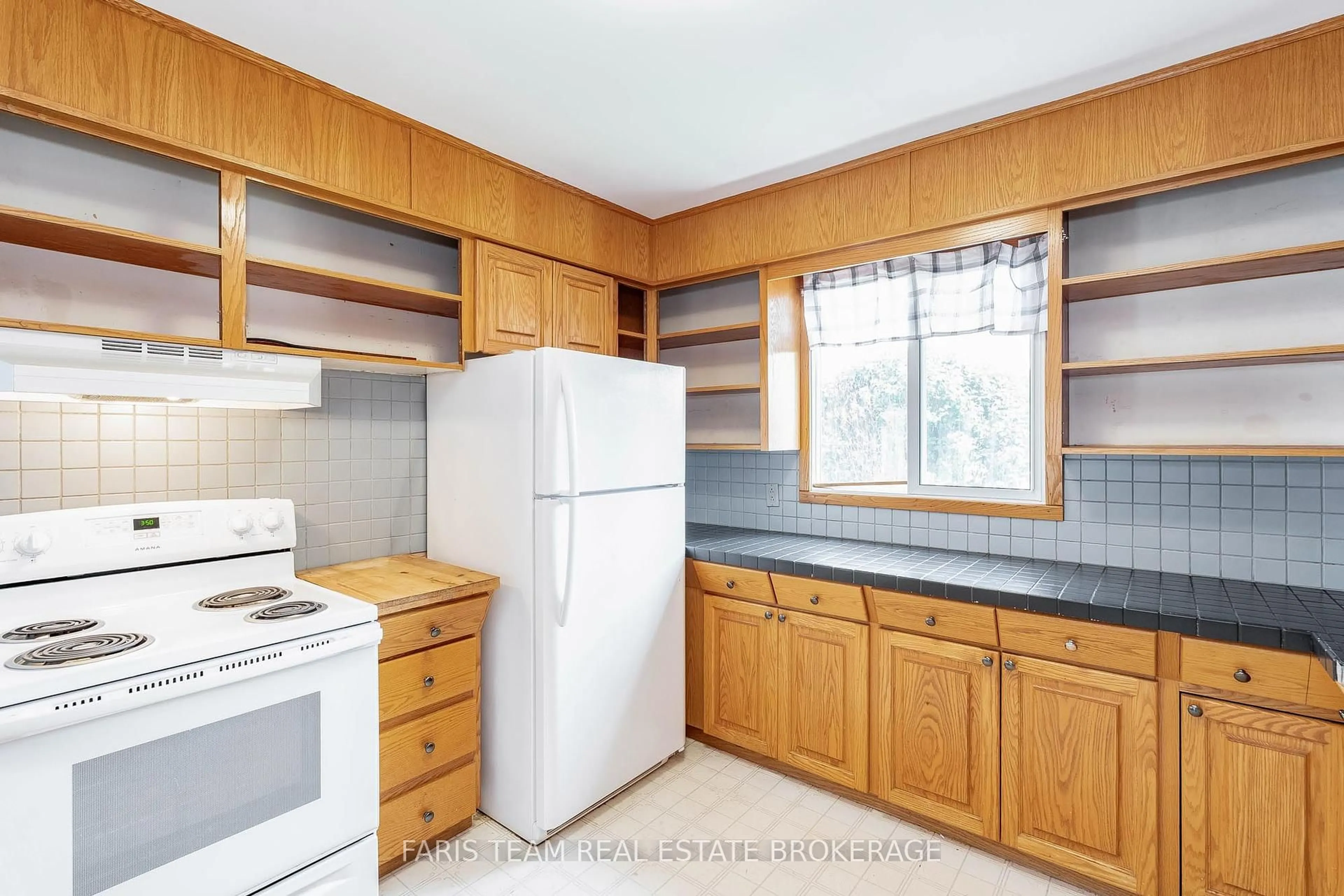 Standard kitchen, unknown for 346 Lafontaine Rd, Tiny Ontario L9M 0H1