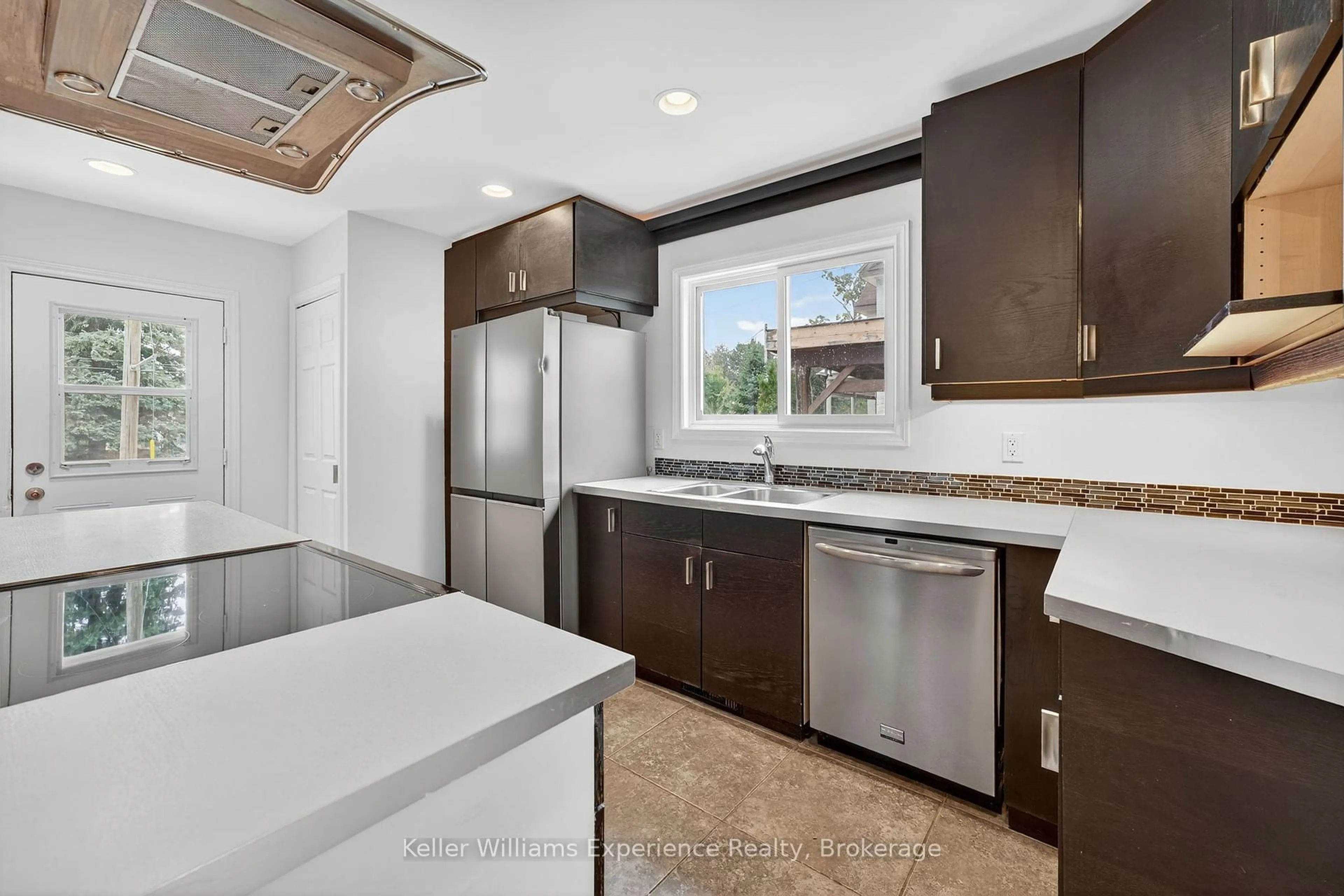 Open concept kitchen, ceramic/tile floor for 300 Harvey St, Orillia Ontario L3V 3M4