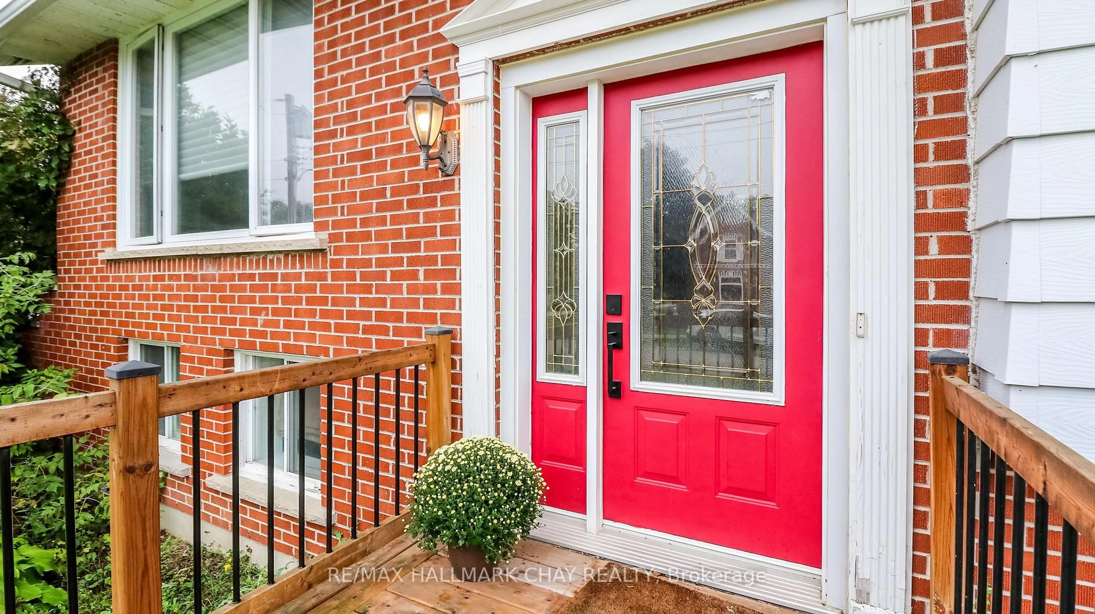 Indoor entryway for 250 Superior St, Clearview Ontario L0M 1S0