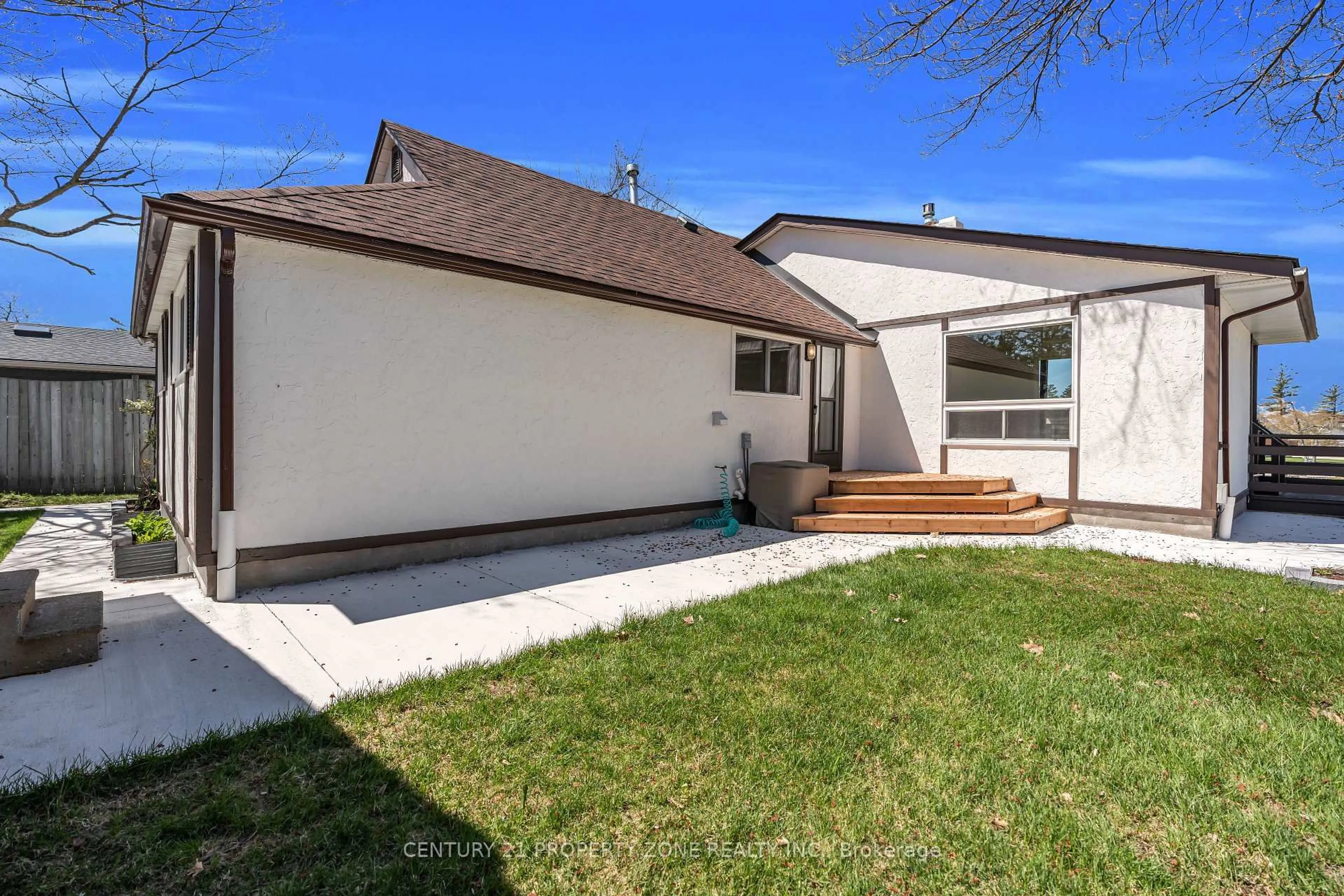 Home with vinyl exterior material, street for 1312 River Rd, Wasaga Beach Ontario L9Z 2W6