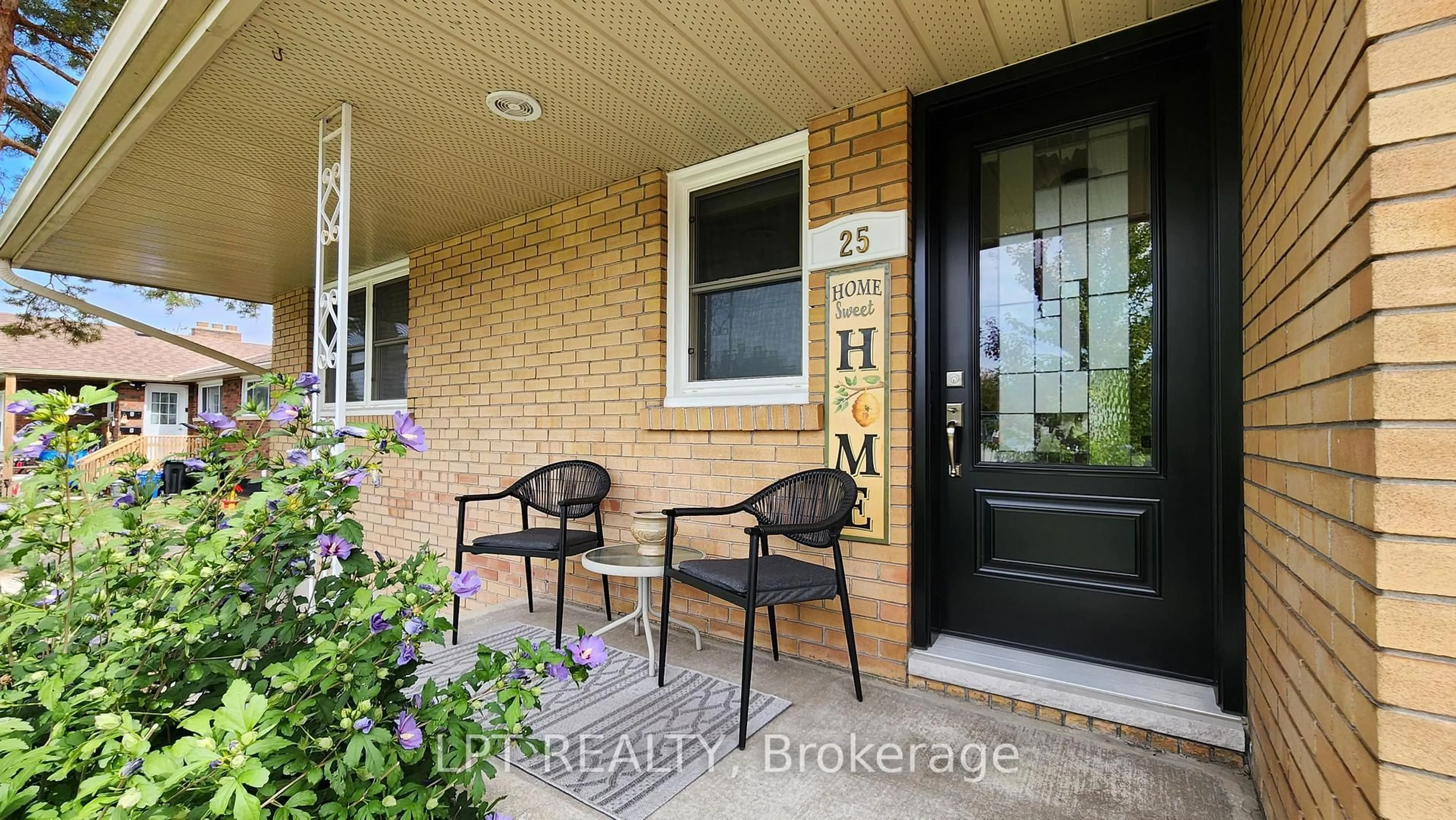 Indoor entryway for 25 Davidson St, Barrie Ontario L4M 3R9