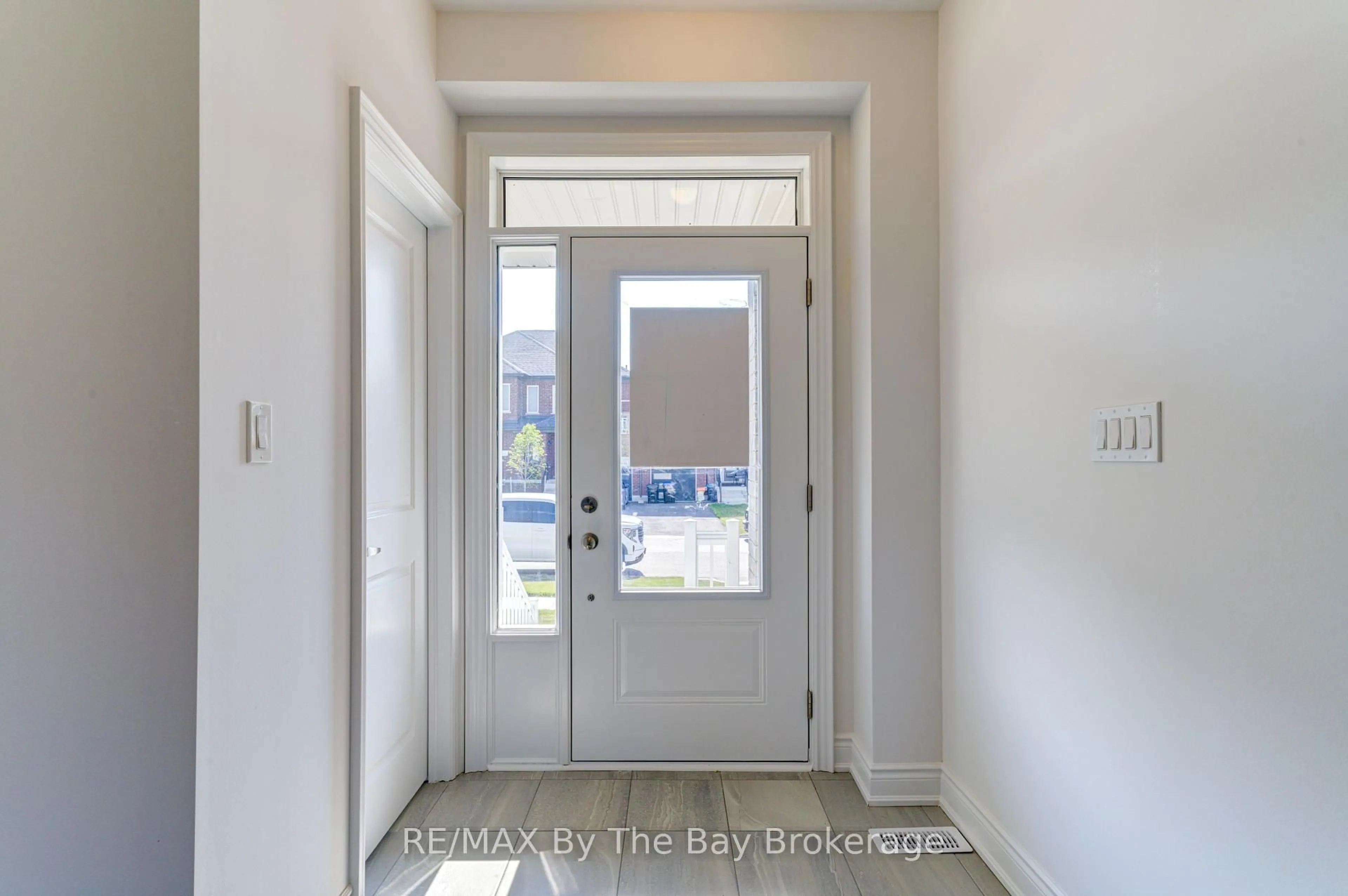 Indoor entryway for 21 Lisa St, Wasaga Beach Ontario L9Z 1J9