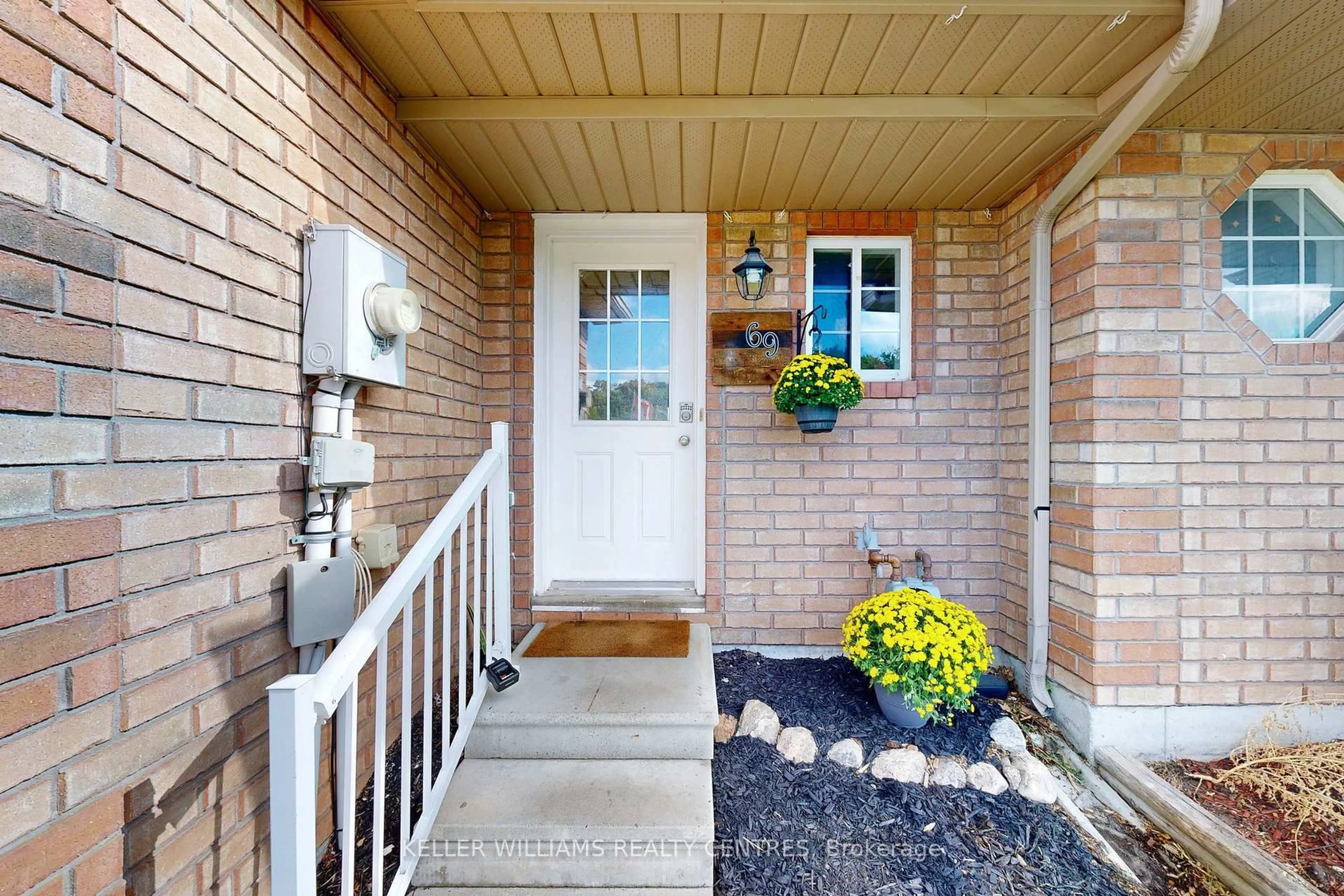 Indoor entryway for 69 Goodwin Dr, Barrie Ontario L4N 5Z8