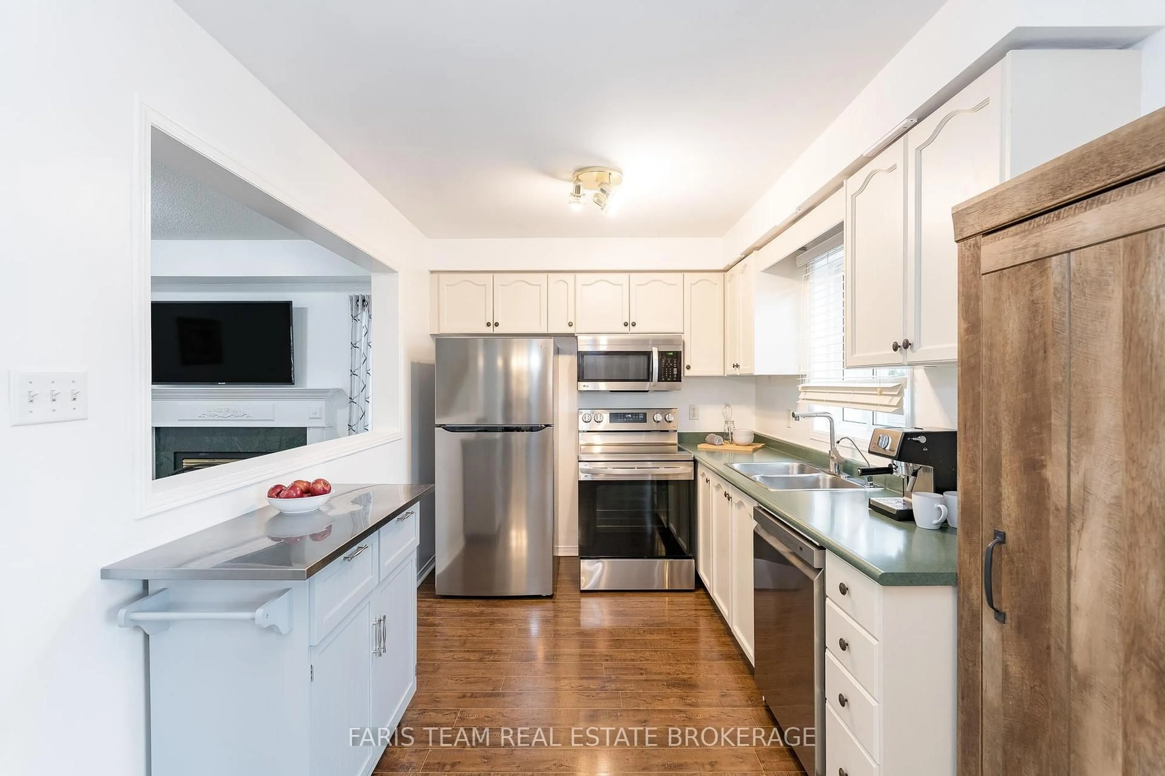 Standard kitchen, unknown for 7 Round Leaf Crt, Barrie Ontario L4N 9N3