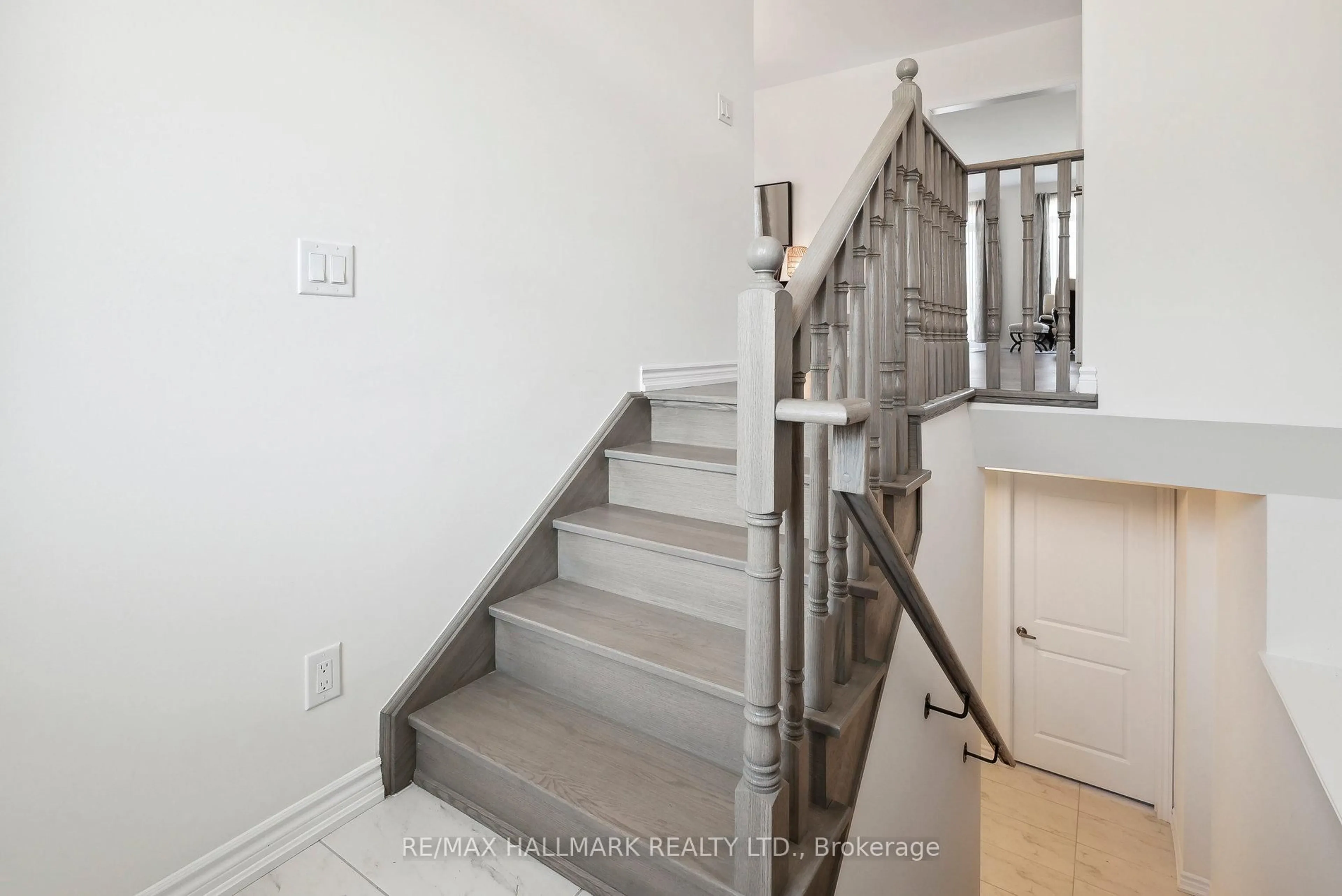 Stairs for 346 Ramblewood Dr, Wasaga Beach Ontario L9Z 0L5