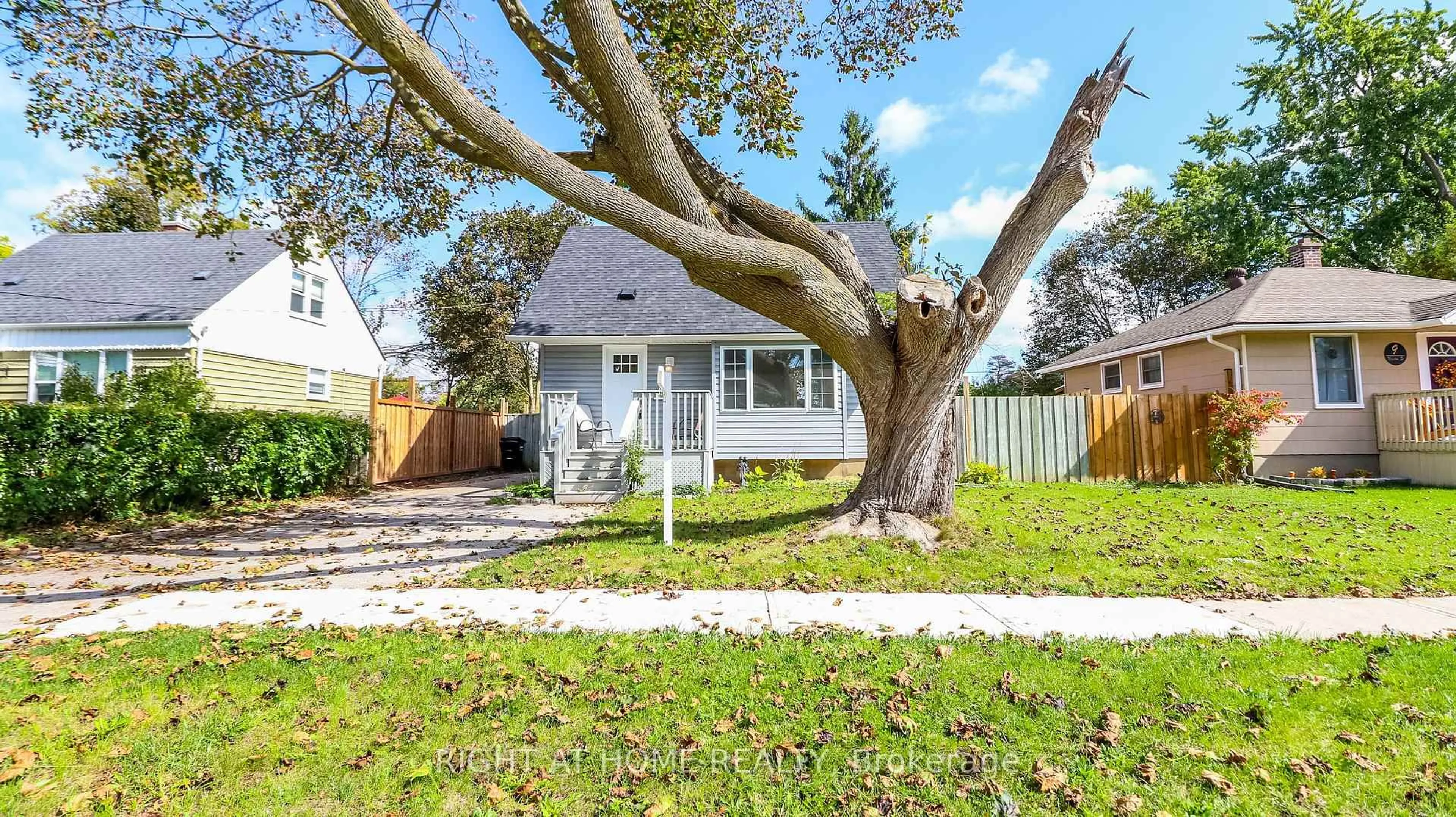 Unknown for 11 Newton St, Barrie Ontario L4M 3N2