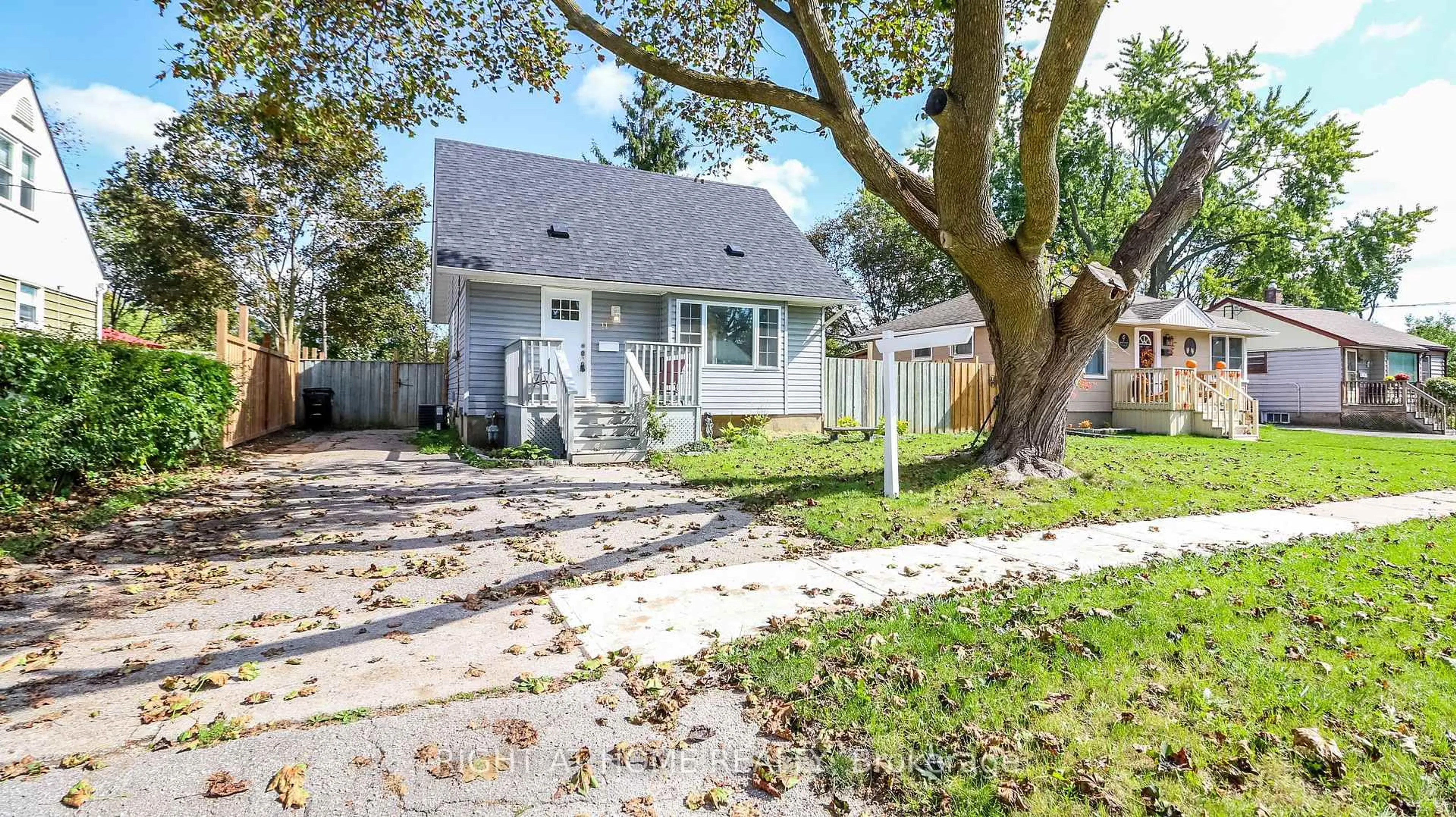 Home with vinyl exterior material, street for 11 Newton St, Barrie Ontario L4M 3N2