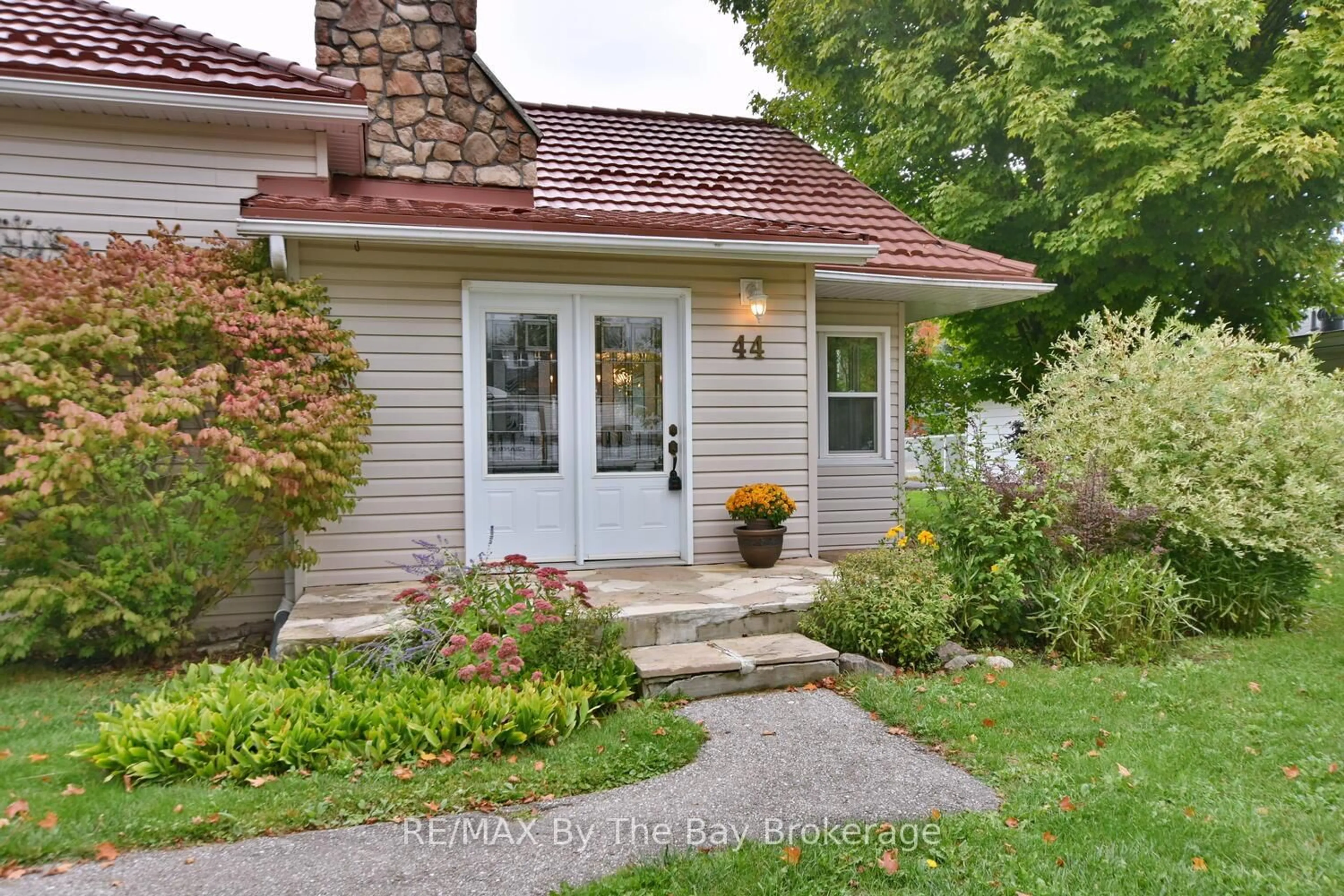 Indoor entryway for 44 Peter St, Springwater Ontario L0L 1P0