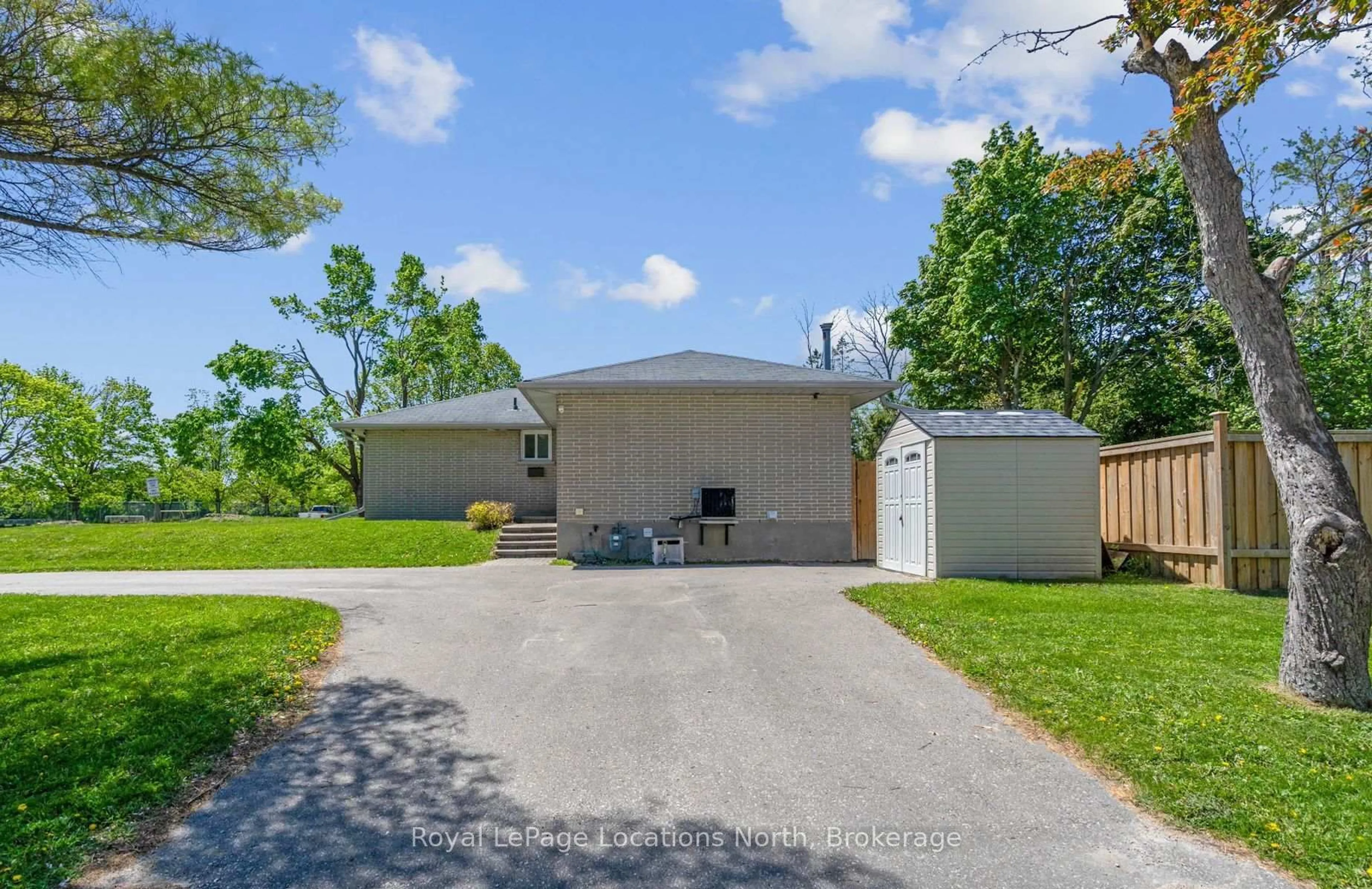 A pic from outside/outdoor area/front of a property/back of a property/a pic from drone, street for 88 Rose St, Barrie Ontario L4M 2T2