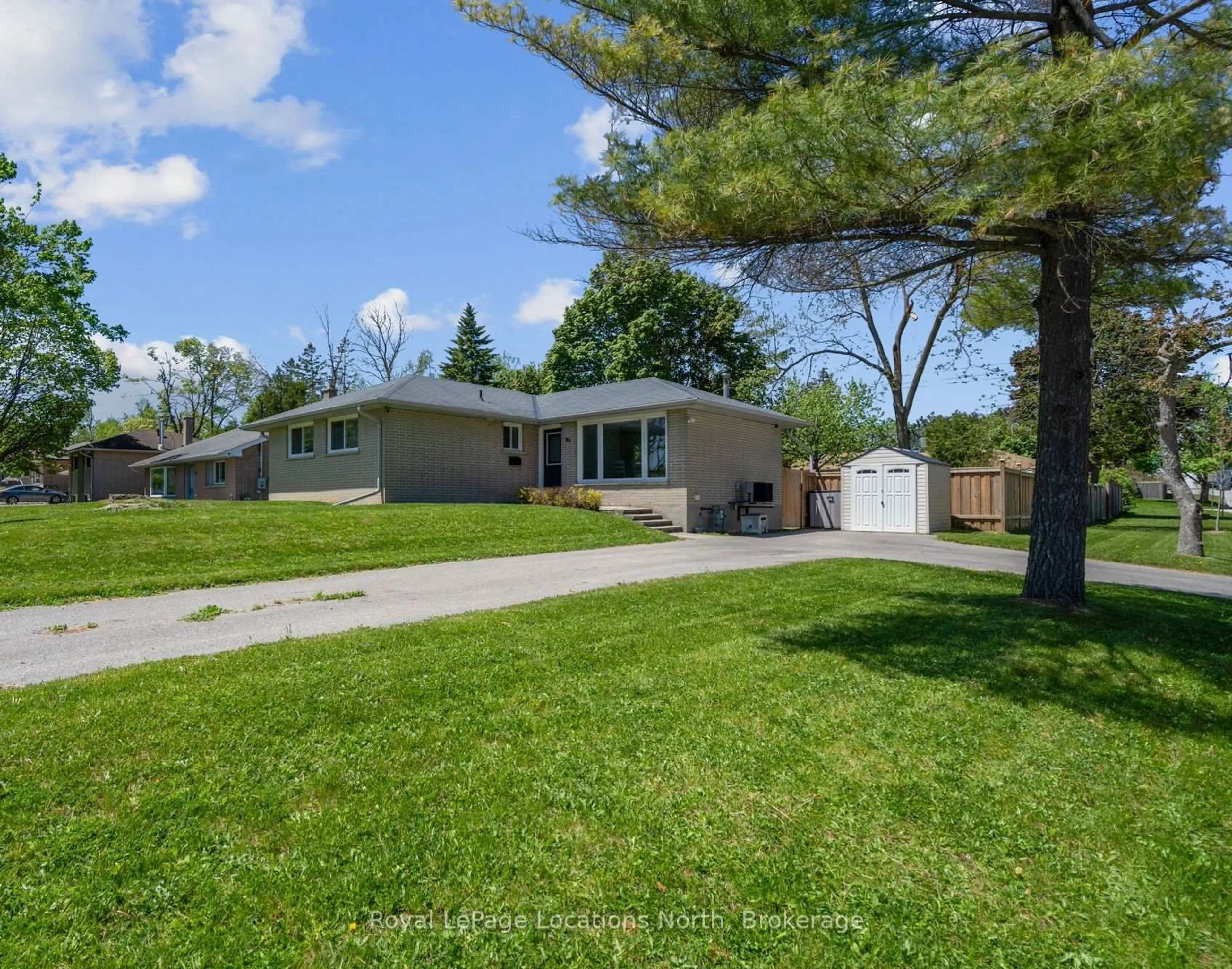 A pic from outside/outdoor area/front of a property/back of a property/a pic from drone, street for 88 Rose St, Barrie Ontario L4M 2T2