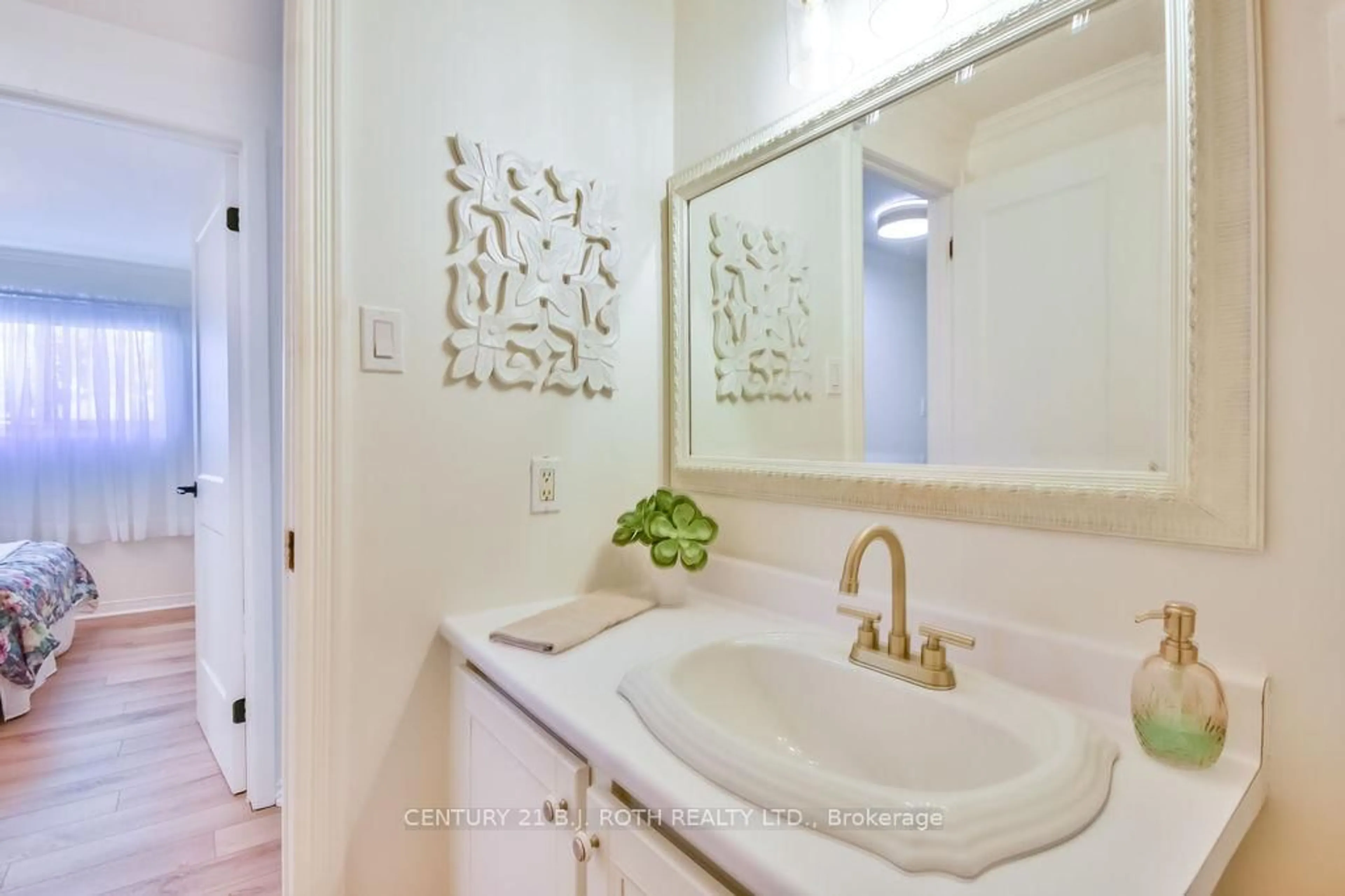 Standard bathroom, ceramic/tile floor for 32 Lonsdale Pl, Barrie Ontario L4M 4J1